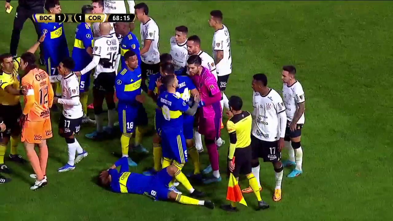 El cabezazo a Pol Fernández que desató una gresca entre Boca y Corinthians: dos expulsados, dos amarillas y una demora de 8 minutos