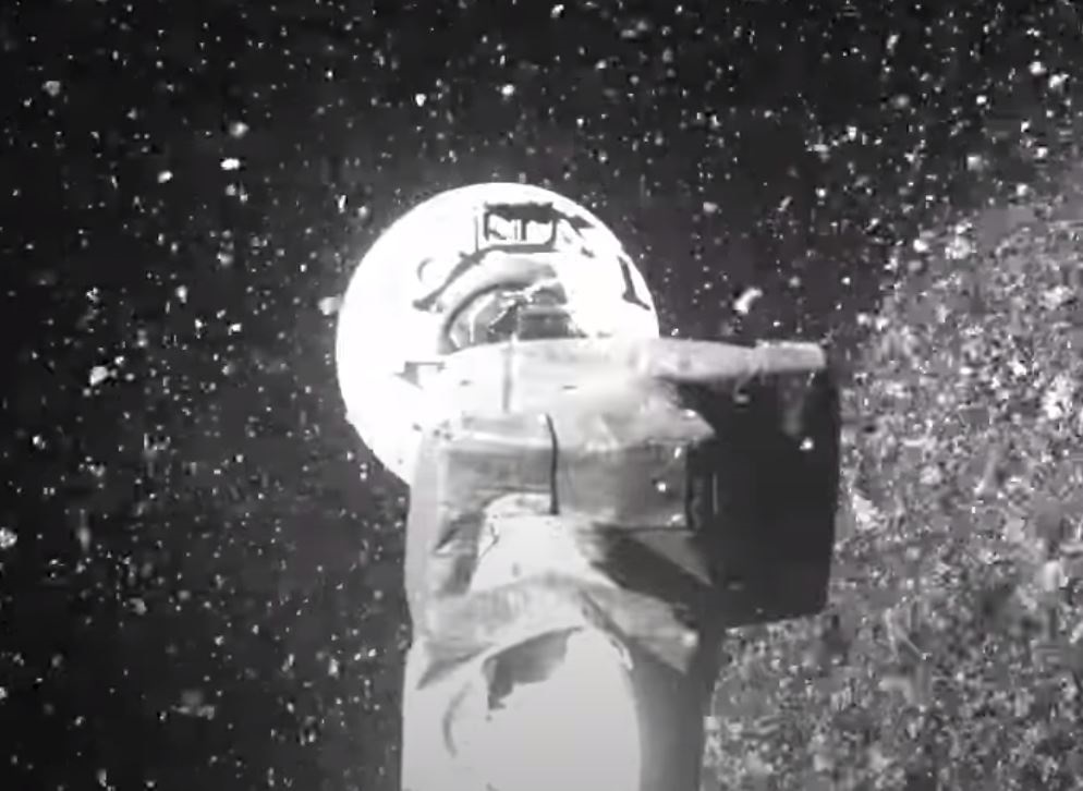 La nave toma de muestras en el asteroide Bennu. Las fracturas se alinean predominantemente en la dirección noroeste-sureste, lo que indica que fueron causadas por el Sol (NASA)

