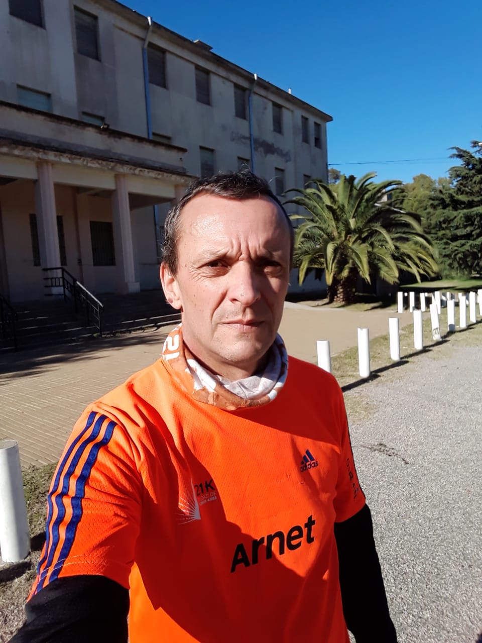 Maximiliano Jerez, de Bahía Blanca, provincia de Buenos Aires, Argentina, fue diagnosticado con mieloma múltiple en abril del año pasado. Le hicieron en diciembre un trasplante de médula ósea. Los medicamentos que le tienen que entregar el Banco de Drogas provincial se demoraron tanto el año pasado como este año. Recibirlos a tiempo es clave para controlar el cáncer.
