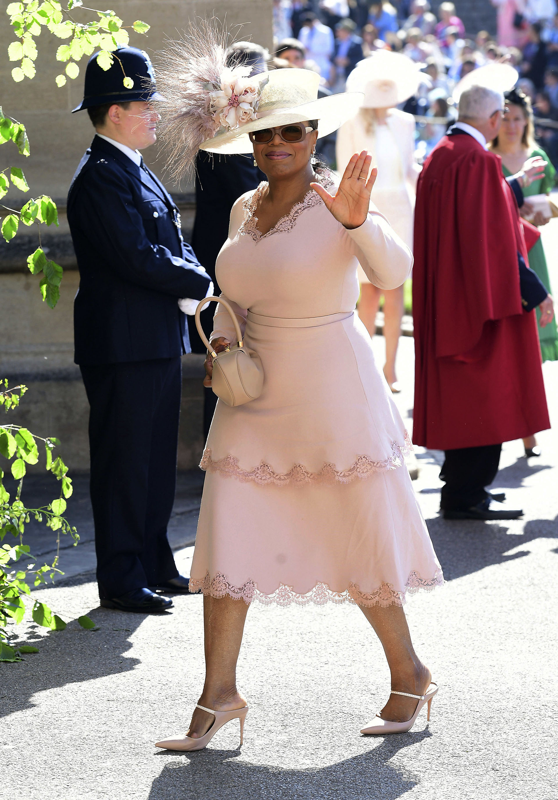 Oprah Winfrey en tono pastel y un imponente sombrero en la boda de Harry y Meghan