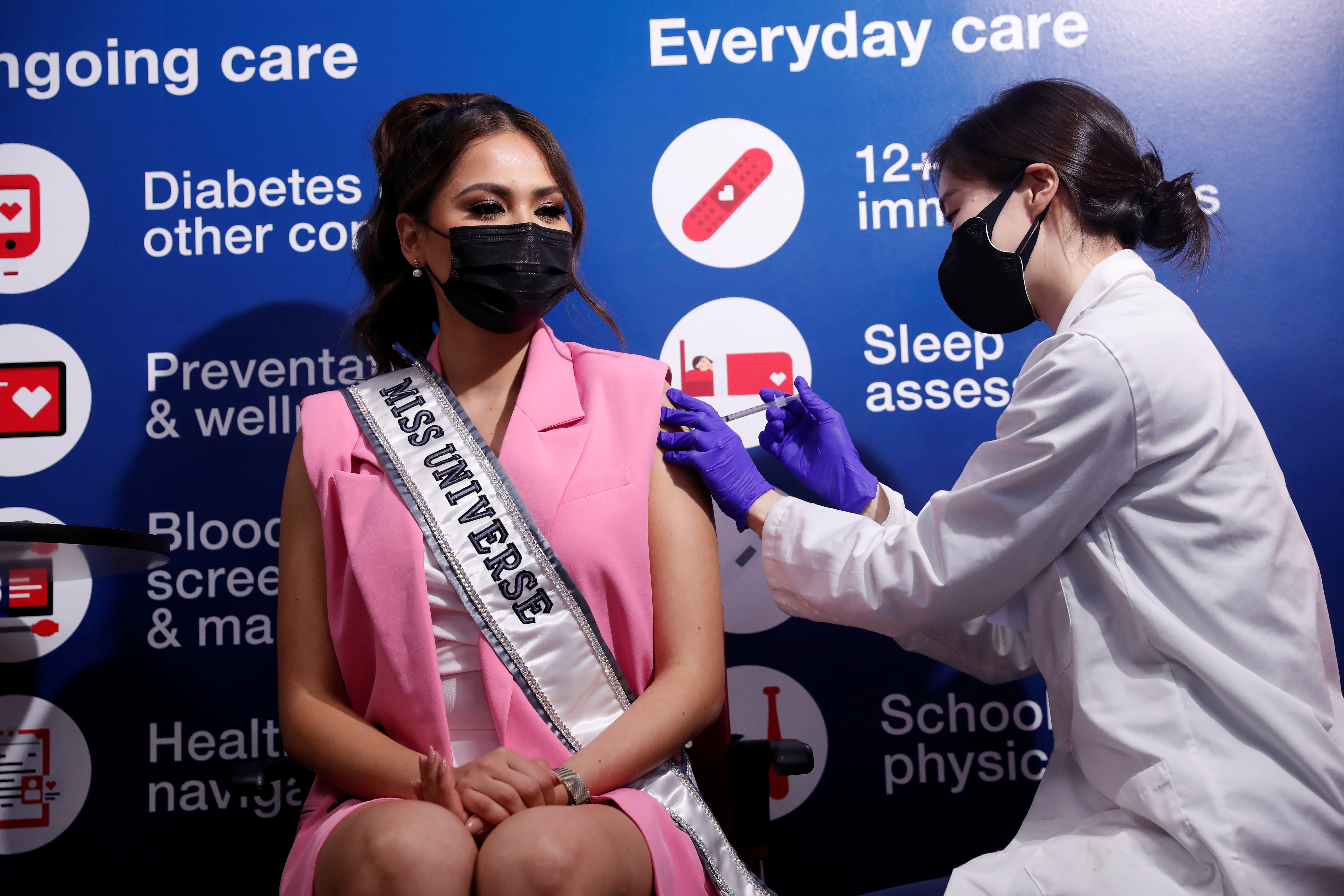 Andrea fue vacunada en Estados Unidos. Esta fue una de sus primeras actividades como Miss Universo en medio de una pandemia (Foto: REUTERS/Shannon Stapleton)