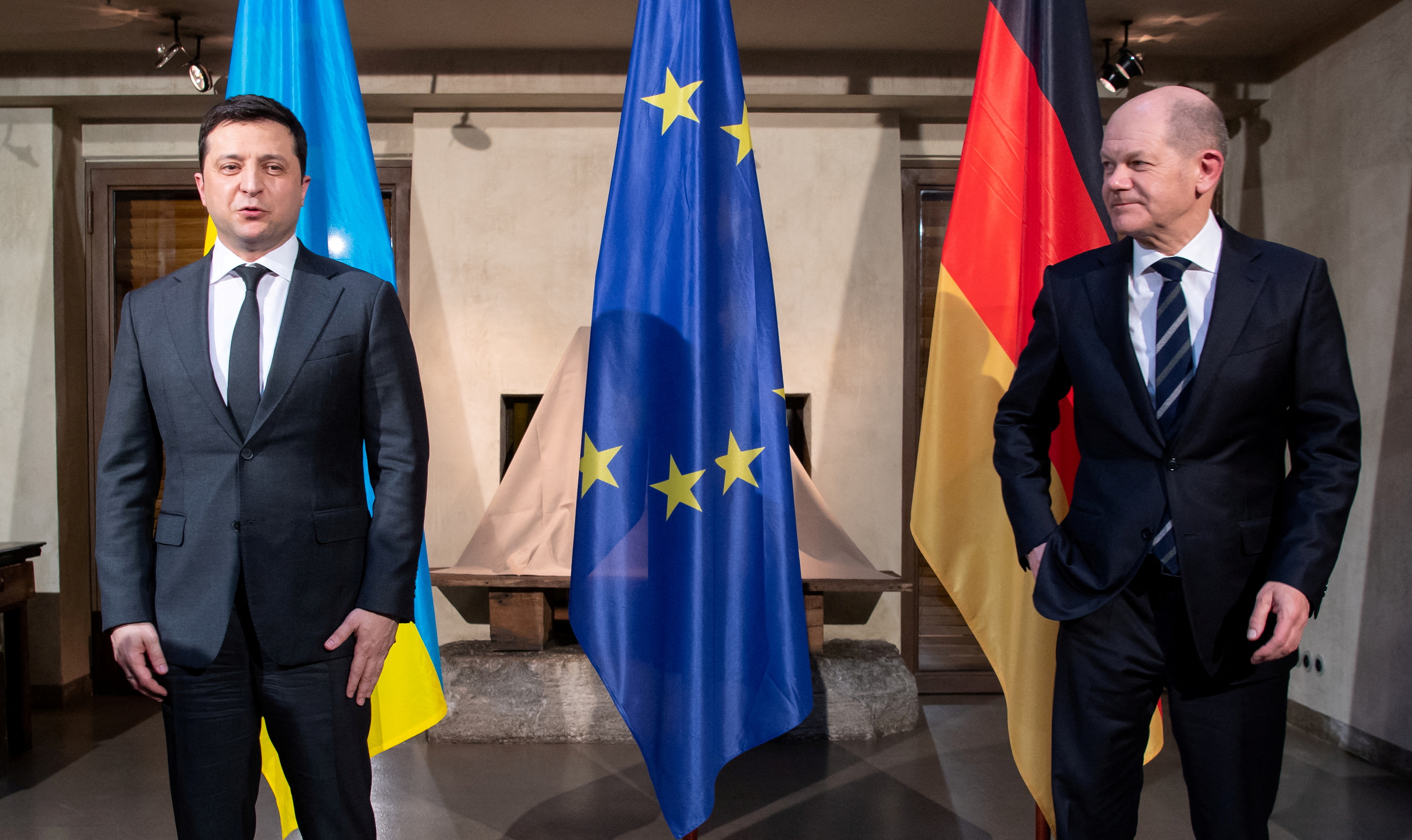 FOTO DE ARCHIVO: El canciller alemán, Olaf Scholz, se reúne con el presidente de Ucrania, Volodimir Zelensky, durante la Conferencia de Seguridad anual de Múnich, en Múnich, Alemania, el 19 de febrero de 2022. Sven Hoppe/Pool vía REUTERS