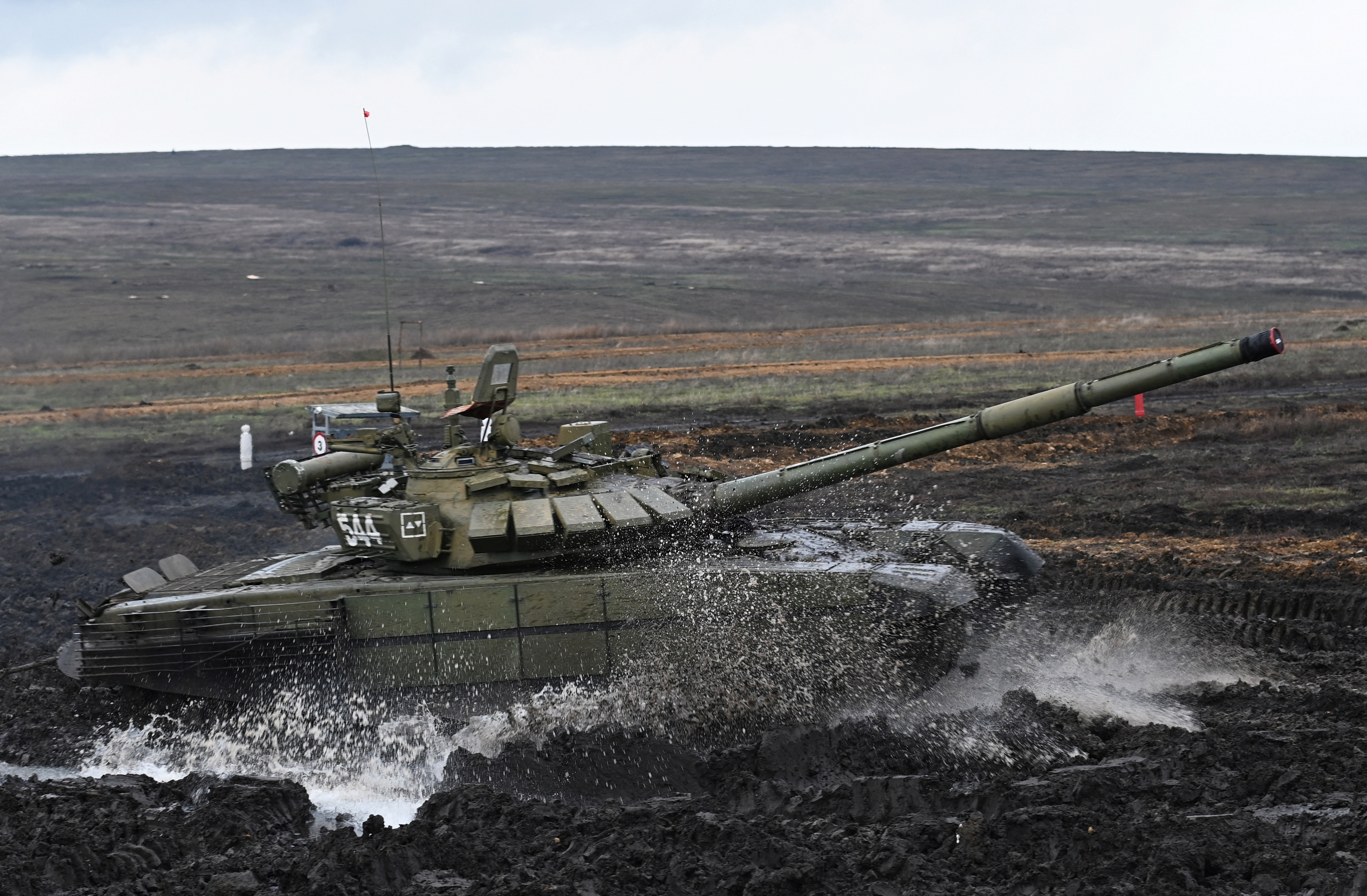 Un tanque ruso realiza ejercicios militares (Foto: Reuters)