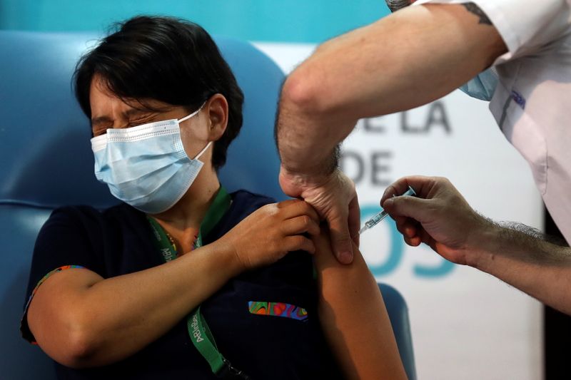 Daniela Zapata, de 42 años, recibe una inyección de la vacuna Sputnik V (Gam-COVID-Vac) contra la enfermedad del coronavirus (COVID-19) en el hospital Dr. Pedro Fiorito de Avellaneda, en las afueras de Buenos Aires, Argentina. 29 de diciembre de 2020. REUTERS/Agustín Marcarián