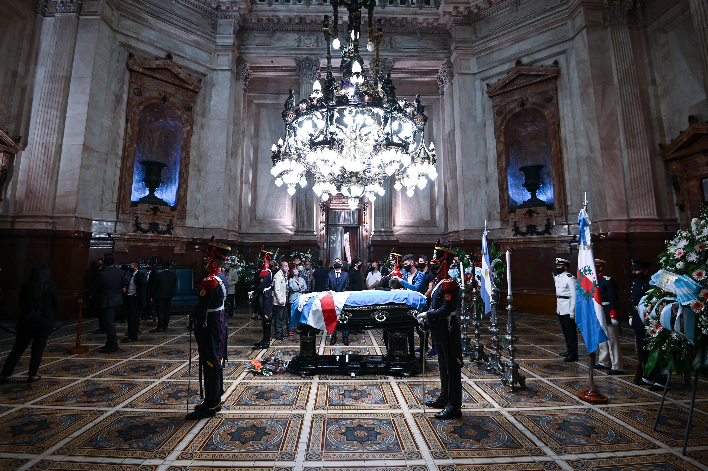 Los restos de Carlos Menem comenzaron a velarse en el Salón Azul del Congreso nacional a partir de las 20 del domingo. 