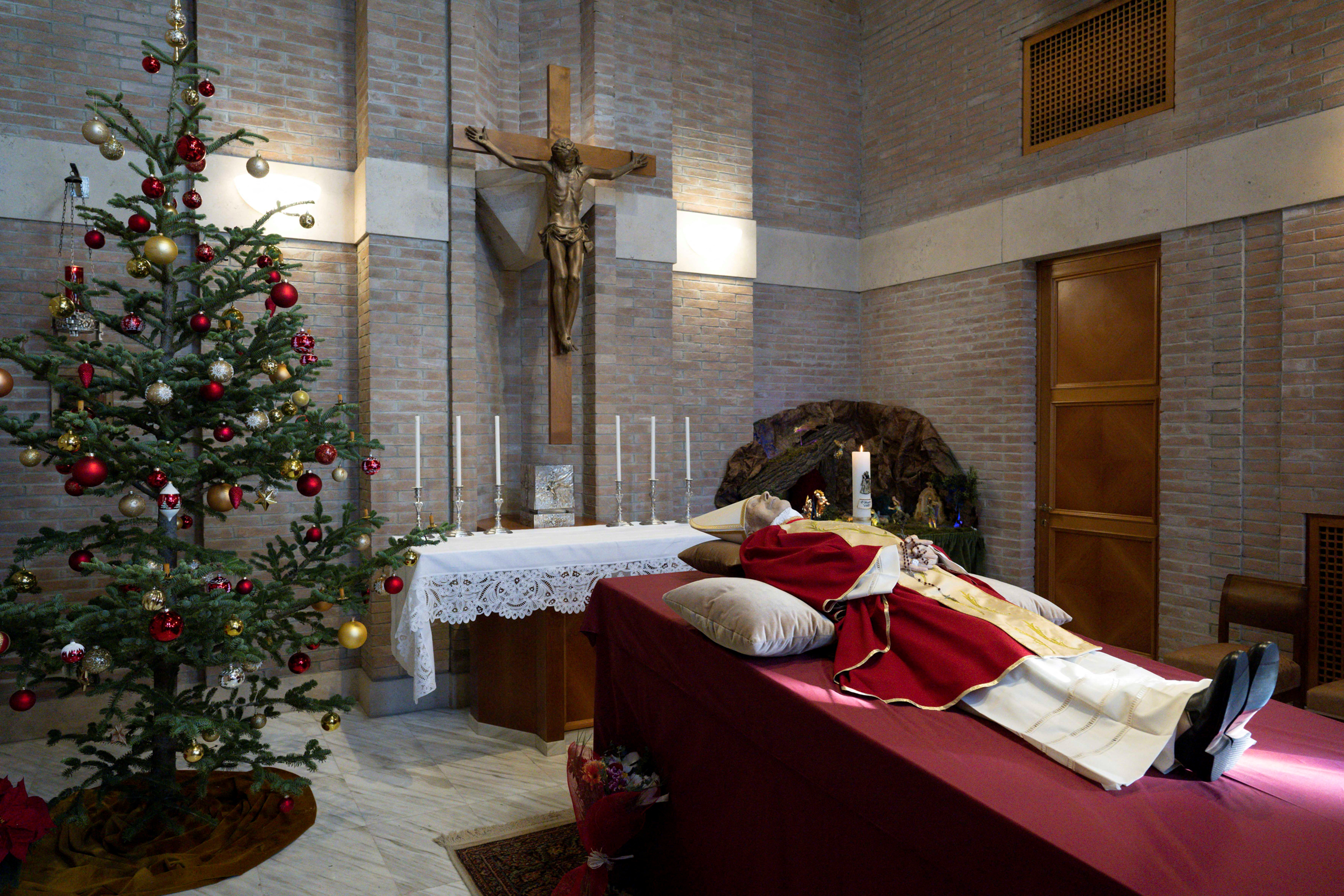 El cuerpo del ex Papa Benedicto se muestra en el Vaticano, 1 de enero de 2023 (Reuters)