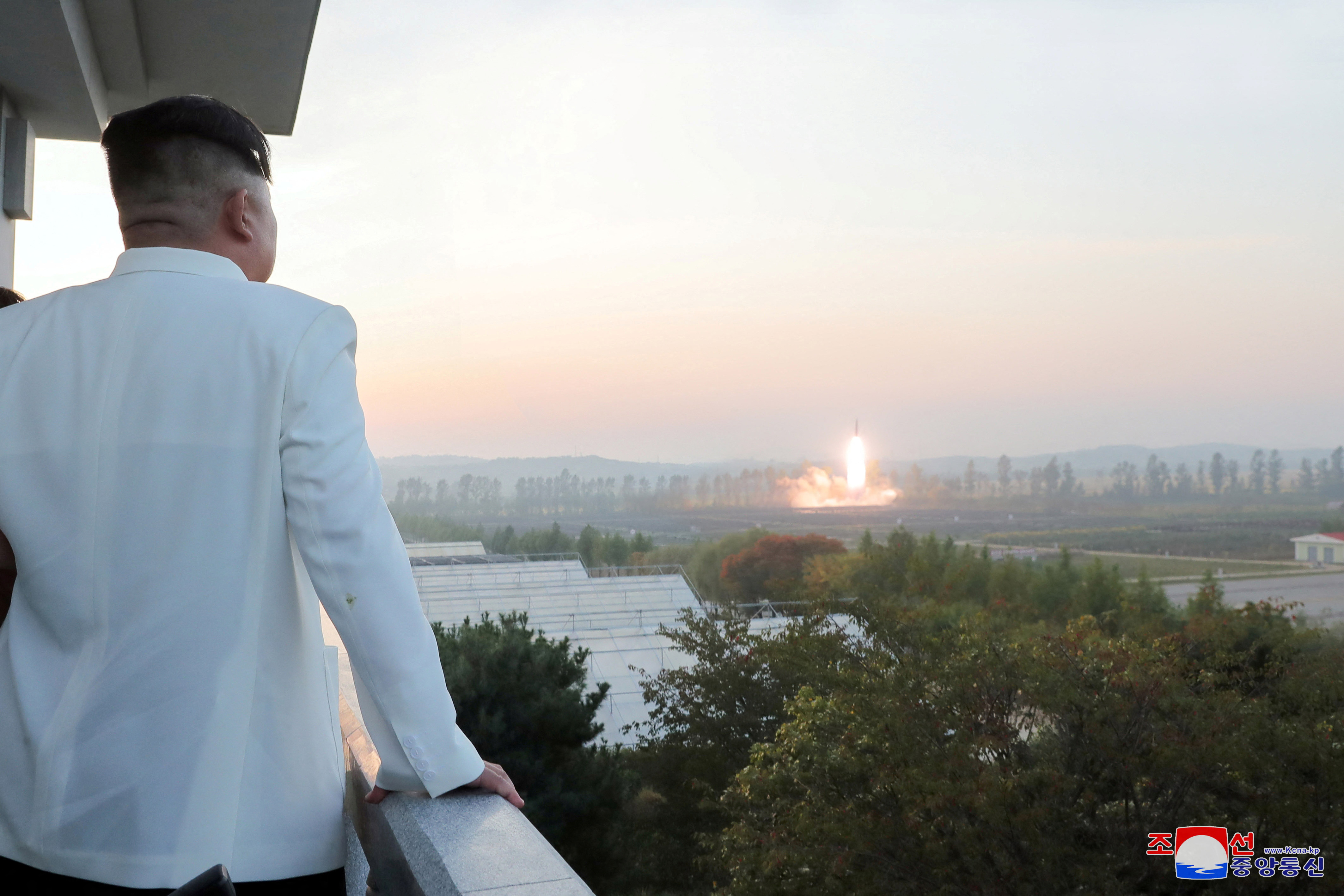 Kim Jong-un supervisa un lanzamiento de misil, en octubre (KCNA/Reuters)