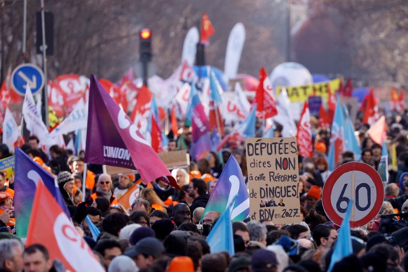 Foto de una protesta en París contra la reforma a las jubilaciones en Francia (REUTERS/Christian Hartmann)