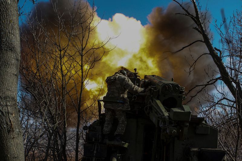 Militares ucranianos disparan un obús autopropulsado 2S5 Giatsint-S contra las tropas rusas a las afueras de la ciudad de Bakhmut (REUTERS/Anna Kudriavtseva)