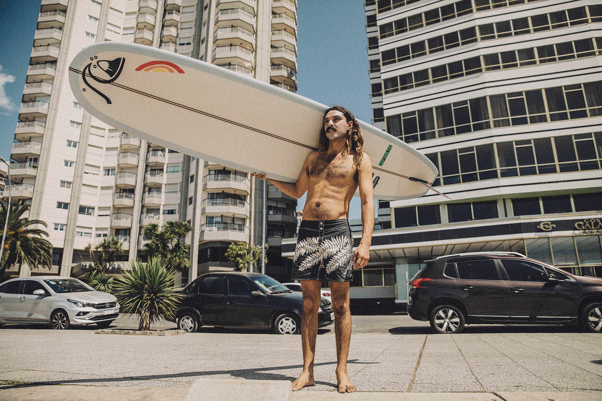 Fiesta sobre las olas: un torneo, un desafío y un minirecital top por la visita de uno de los mejores surfistas del mundo