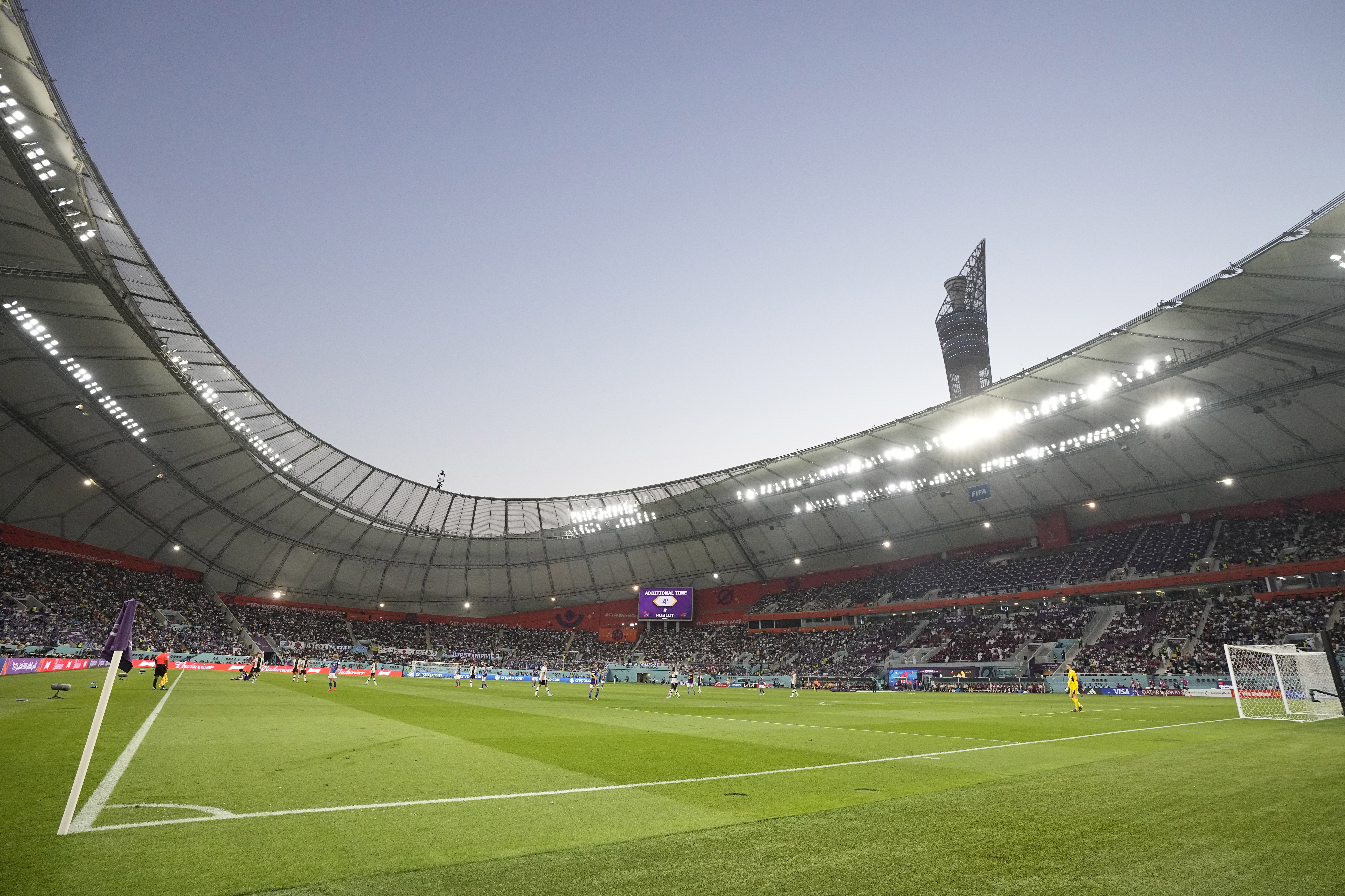 Una vista general del estadio Internacional Khalifa, donde Alemania y Japón disputaron su partido de fase de grupos. Las plateas altas no se llenaron (AP Photo/Eugene Hoshiko)