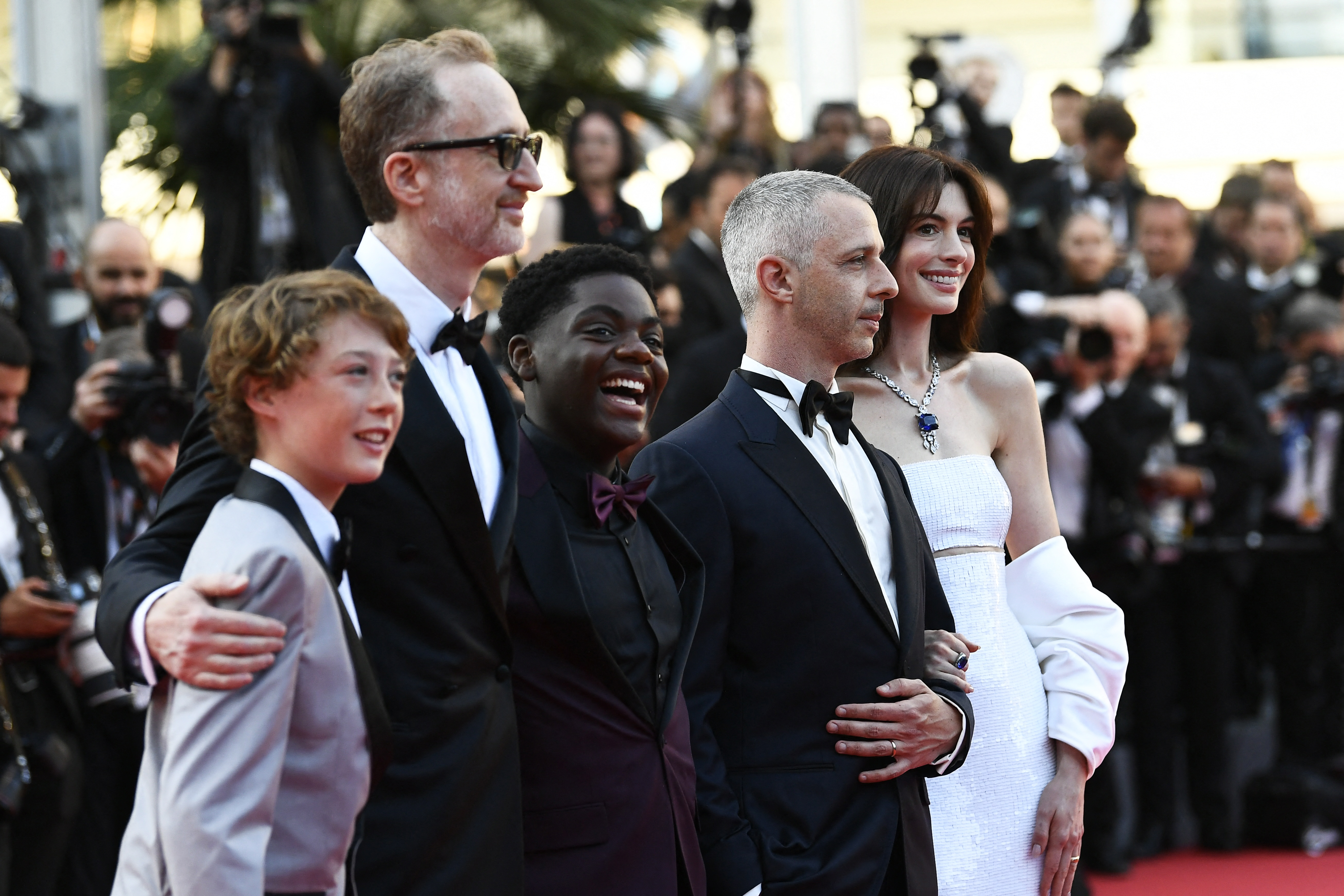 A postcard of the passage through the famous "Red carpet" prior to the exhibition "Armageddon Time".  Accompanying the director are James Gray, Anne Hathaway, Jeremy Strong, Banks Repeta Jaylin Webb.  REUTERS/Piroschka Van De Wouw
