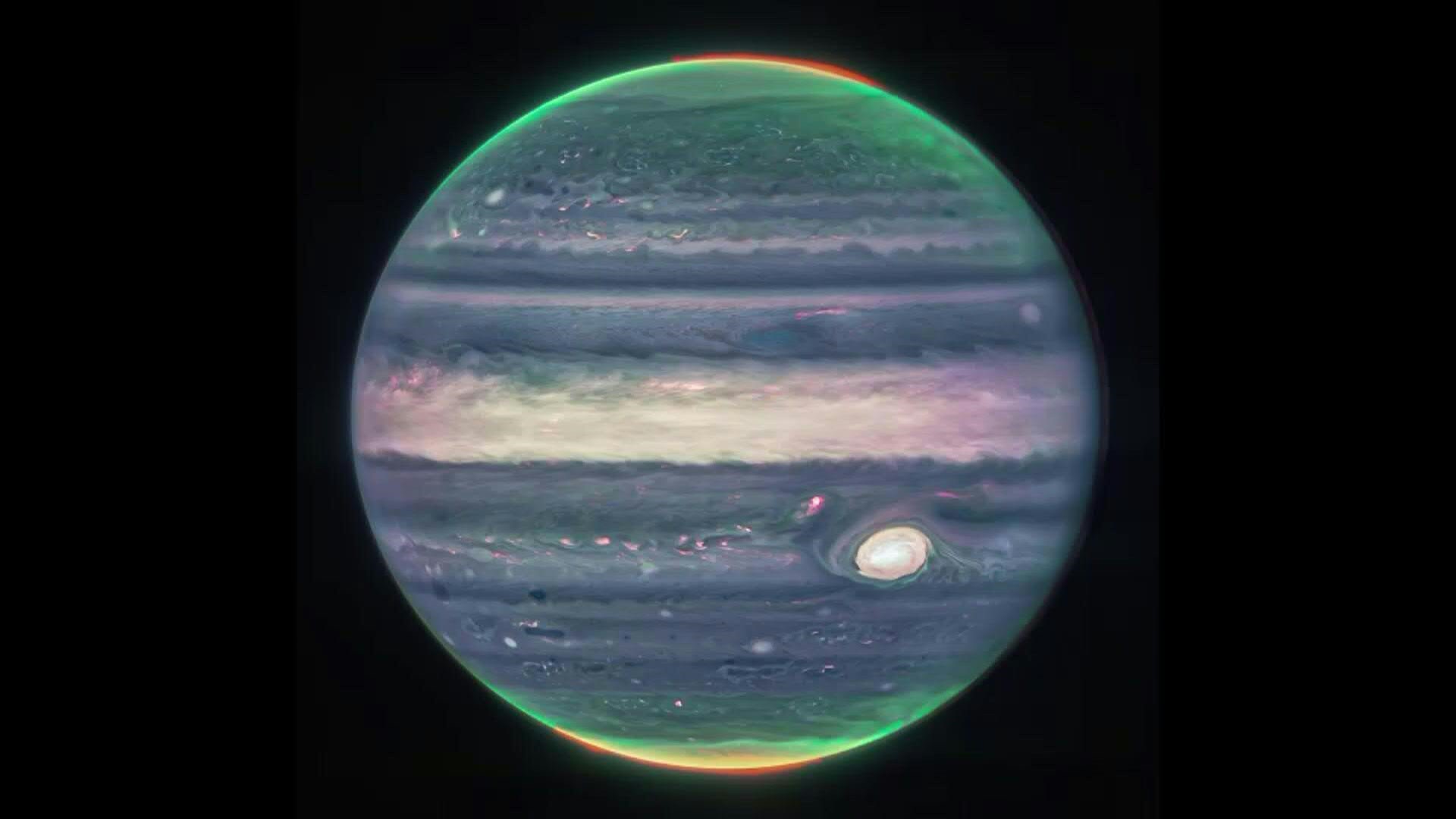 Impresionantes imágenes del planeta Júpiter, que muestran dos lunas diminutas, anillos tenues y auroras en los polos norte y sur, fueron tomadas por el telescopio espacial James Webb de la NASA (AFP)