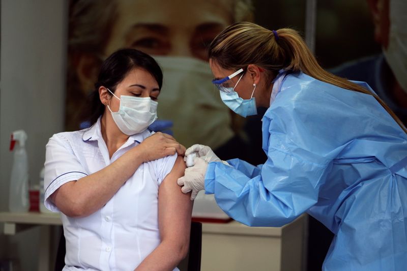 Foto de archivo. Claudia Benavides, enfermera de cuidados intensivos de la Clínica Colombia, recibe una inyección con una dosis de la vacuna Pfizer-BioNTech contra el COVID-19 en Bogotá, Colombia, 18 de febrero, 2021. REUTERS / Luisa González