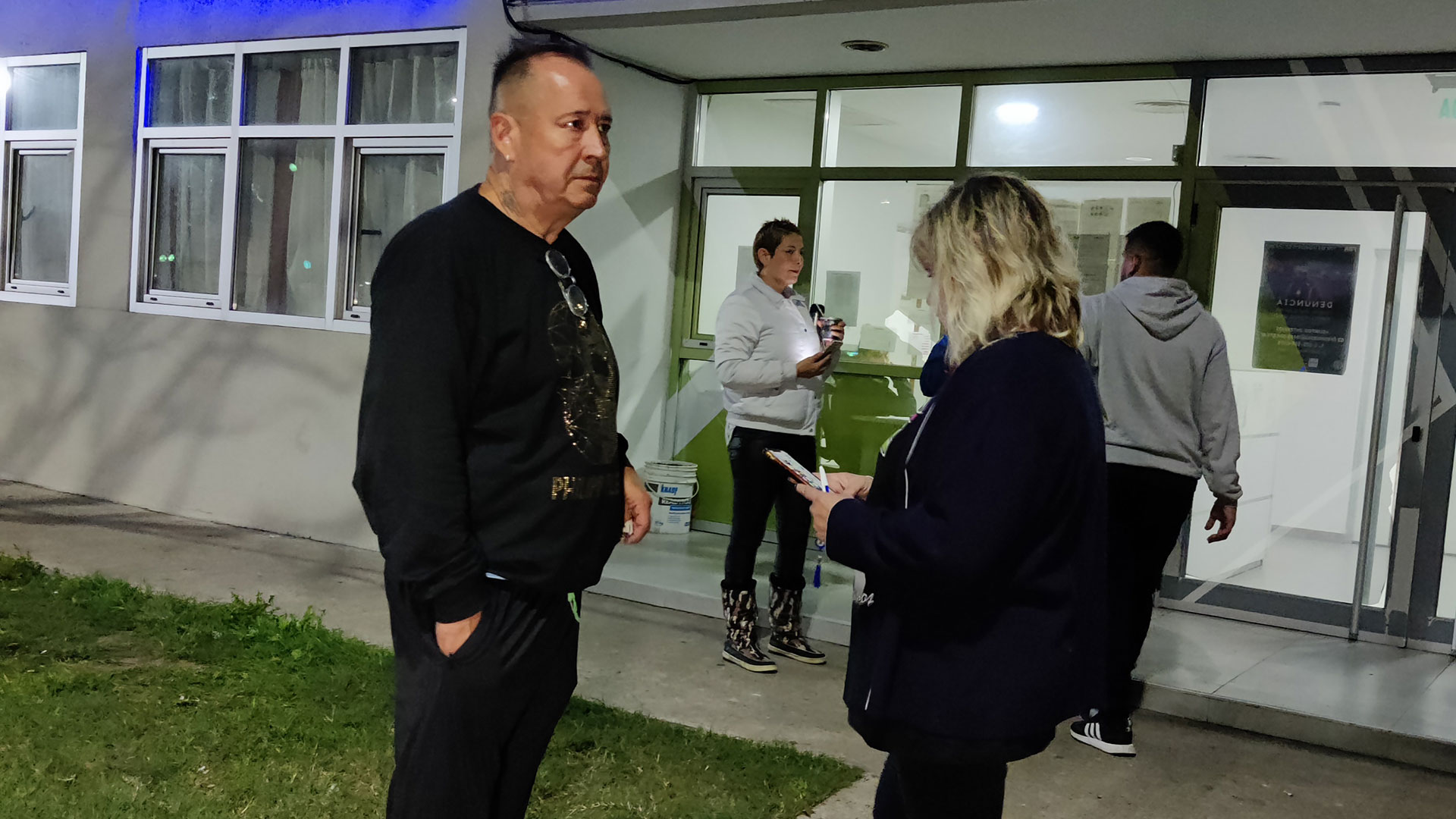 La vigilia de Claudia y Miguel, los padres de L-Gante, en la puerta de la DDI de Quilmes