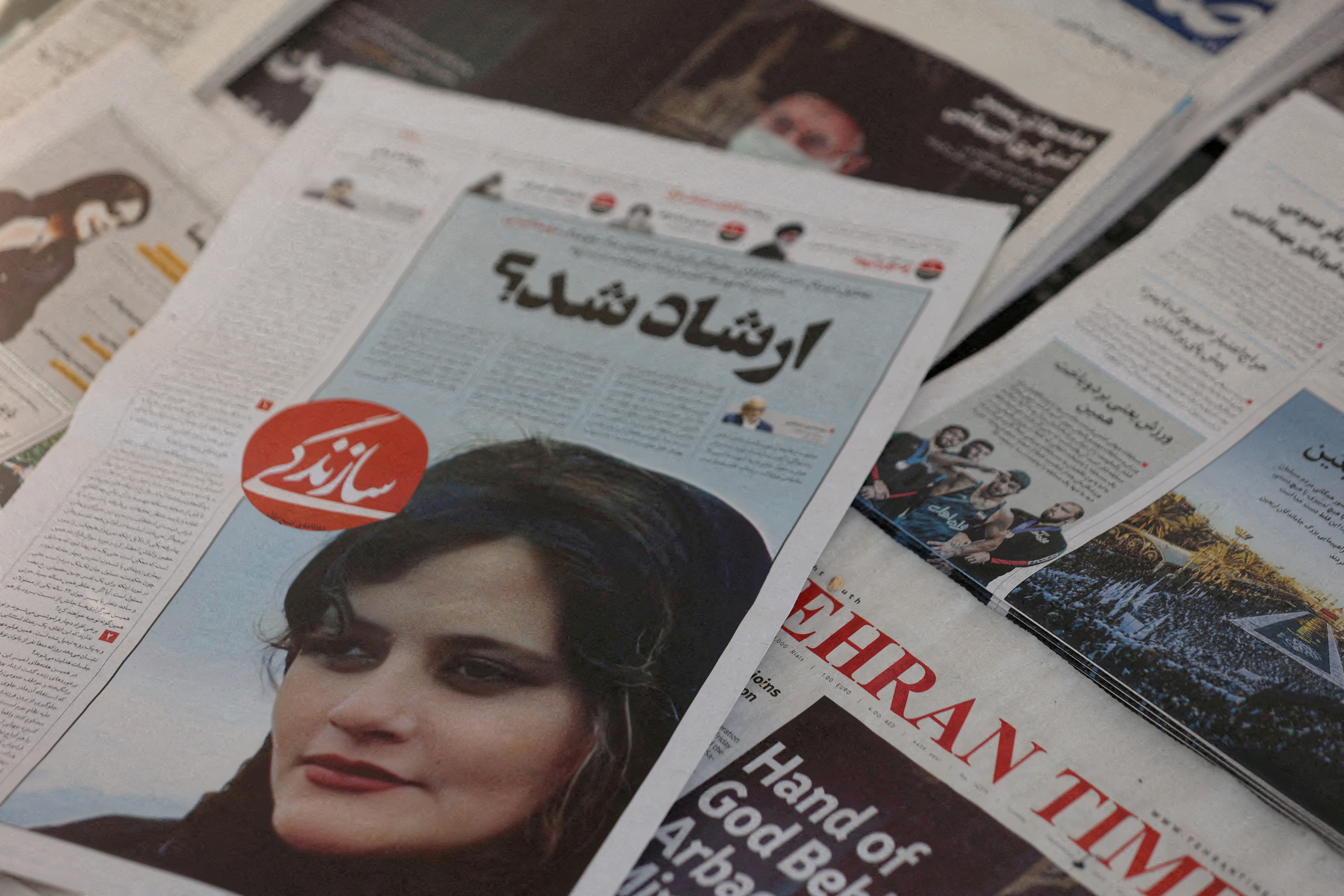 Foto de archivo de un periódico con una foto de portada de Mahsa Amini, la mujer que murió después de ser detenida por la policía de la moral iraní, en Teherán el 18 de septiembre de 2022 (REUTERS)