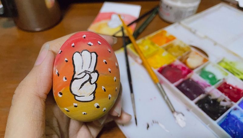 Los niños aprovechan para decorar los huevos de Pascuas (REUTERS)