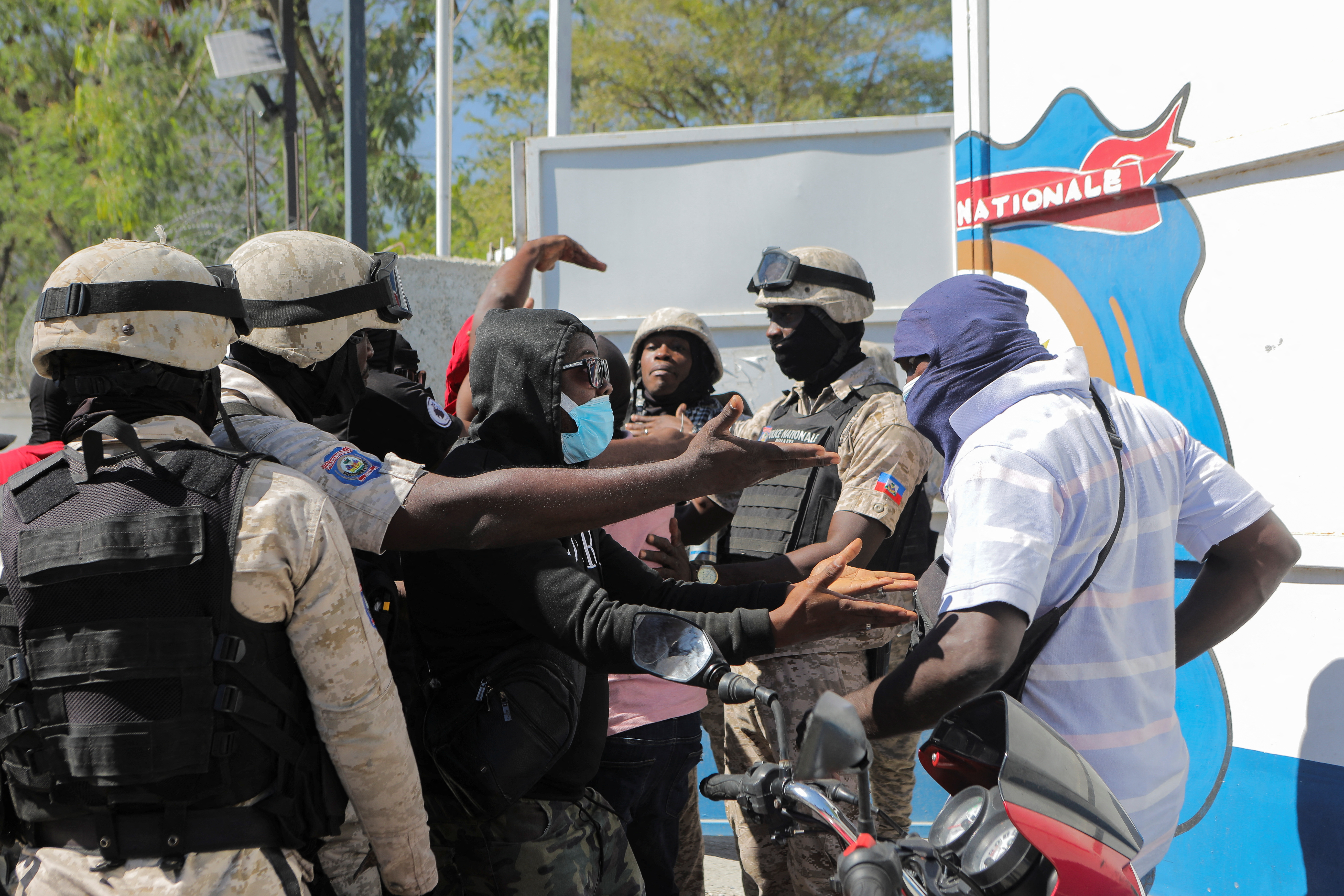 Manifestantes discuten con agentes de policía ante la Dirección General de la Policía Nacional de Haití durante una protesta por los recientes asesinatos de policías a manos de bandas armadas, en Puerto Príncipe (REUTERS/Ralph Tedy Erol)