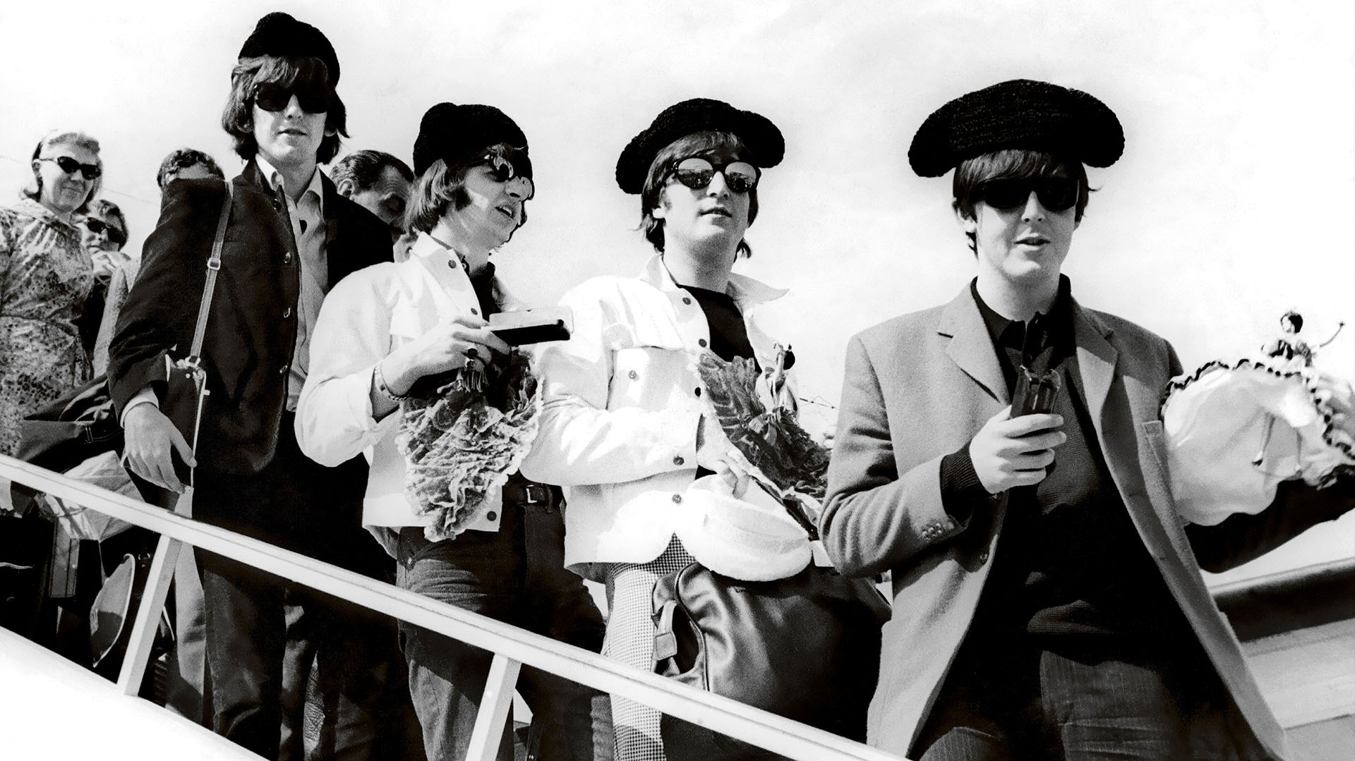 Los Beatles en el aeropuerto de Barcelona. No volverían a tocar en público después de su gira por los Estados Unidos (EFE)