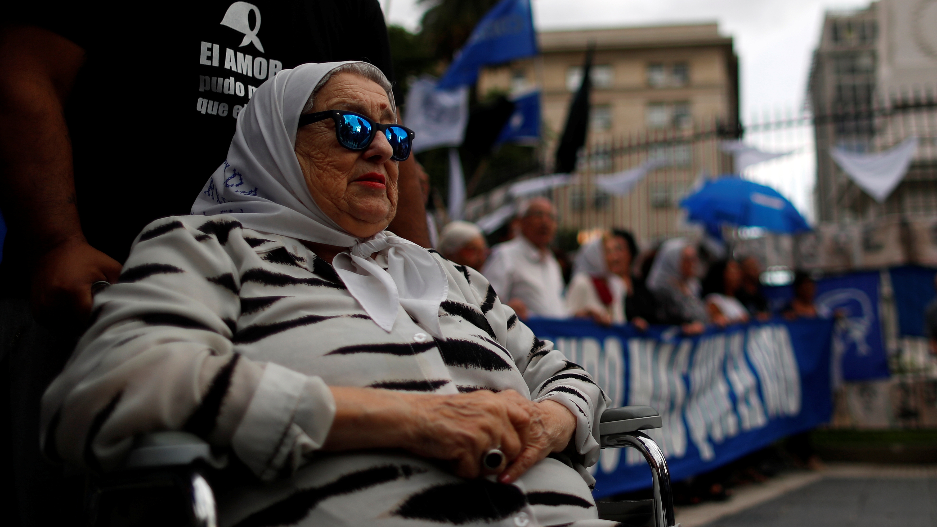 Hebe de Bonafini, fundadora del grupo de derechos humanos Madres de Plaza de Mayo marcha durante su última Marcha de Resistencia de 24 horas, en Plaza de Mayo, en Buenos Aires, Argentina, 29 de noviembre de 2019 (REUTERS/Agustin Marcarian)