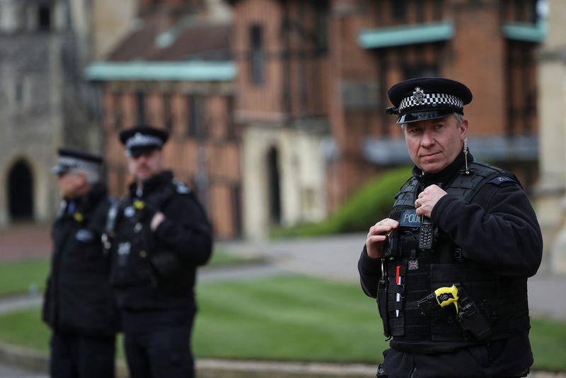 Oficiales de Policía montan guardia en el Castillo de Windsor. REUTERS/Simon Dawson/Archivo