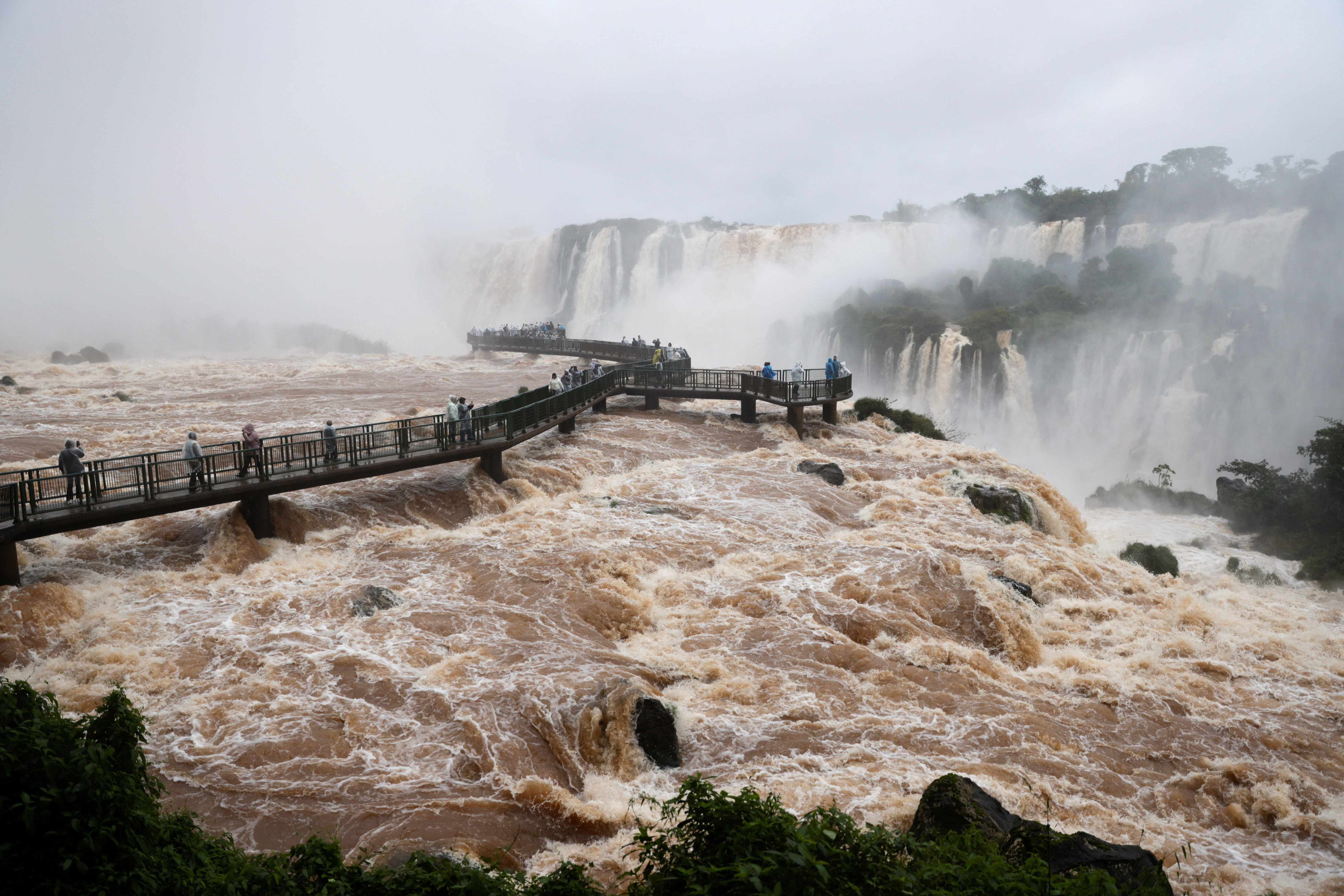 Tras la impactante crecida, anunciaron la reapertura de las Cataratas del Iguaz&uacute;