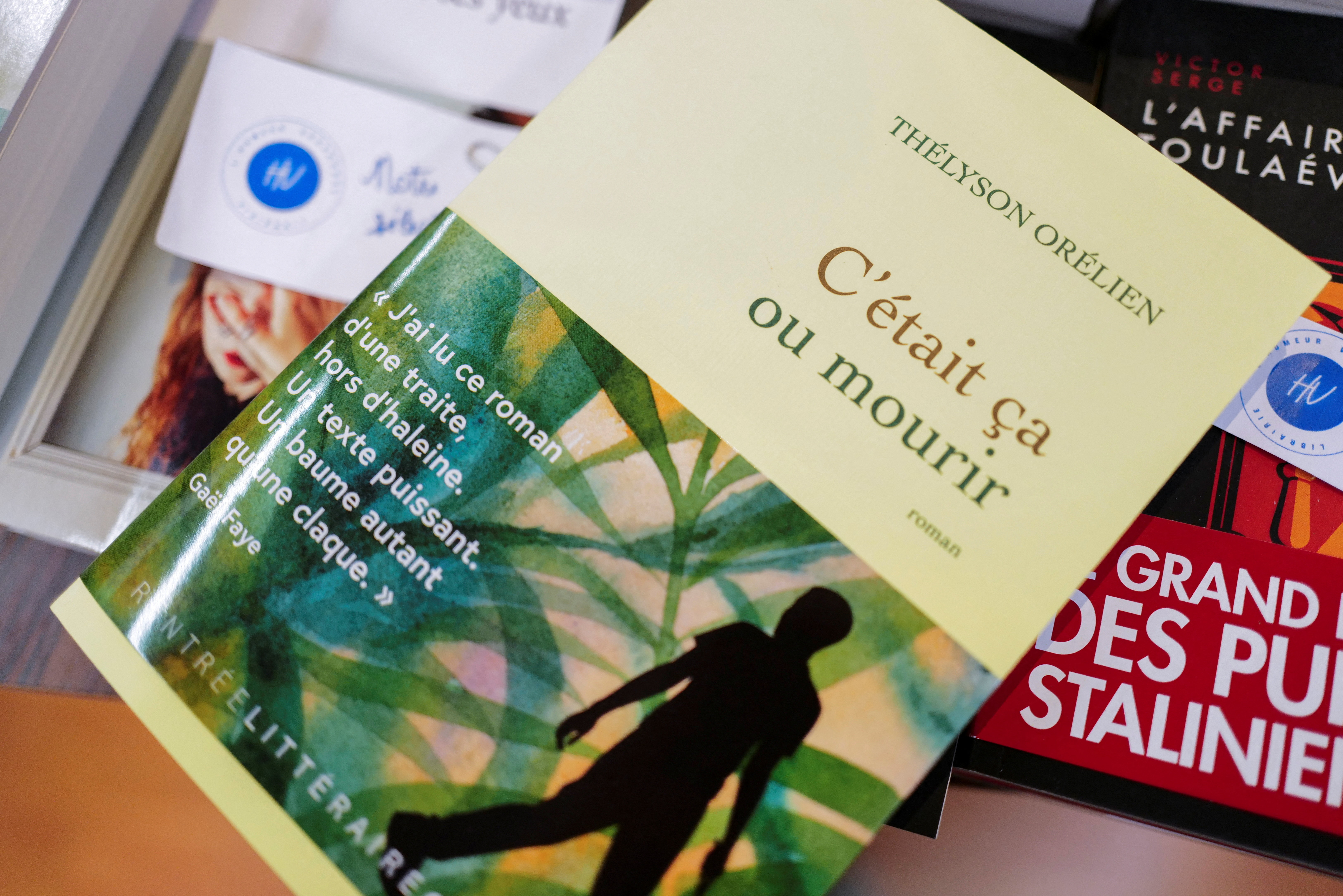 "Lo escribí con las tripas y el corazón": el autor que arrasa en Francia y enfrenta sospechas de haber creado su novela con inteligencia artificial