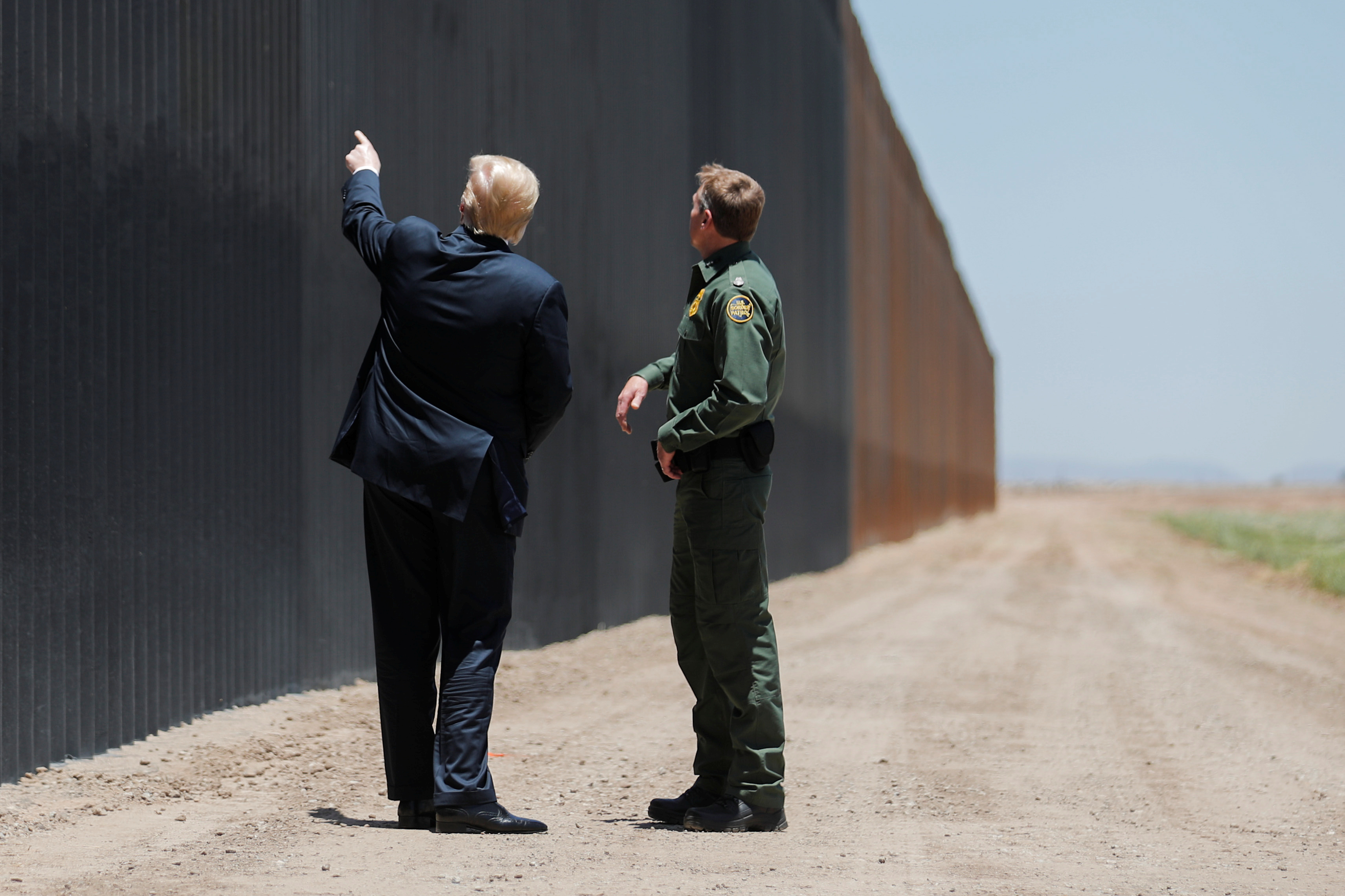 El ex presidente de Estados Unidos, Donald Trump y Rodney Scott en la frontera con México