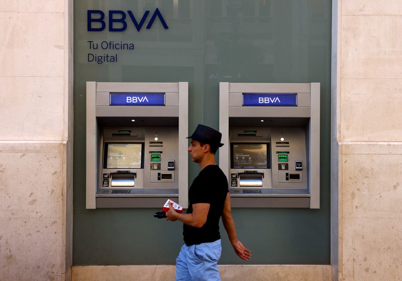 FOTO DE ARCHIVO. Un hombre pasa por delante de los cajeros automáticos de una sucursal bancaria del BBVA en Málaga, Andalucía, España. 27 de octubre de 2022. REUTERS/Jon Nazca