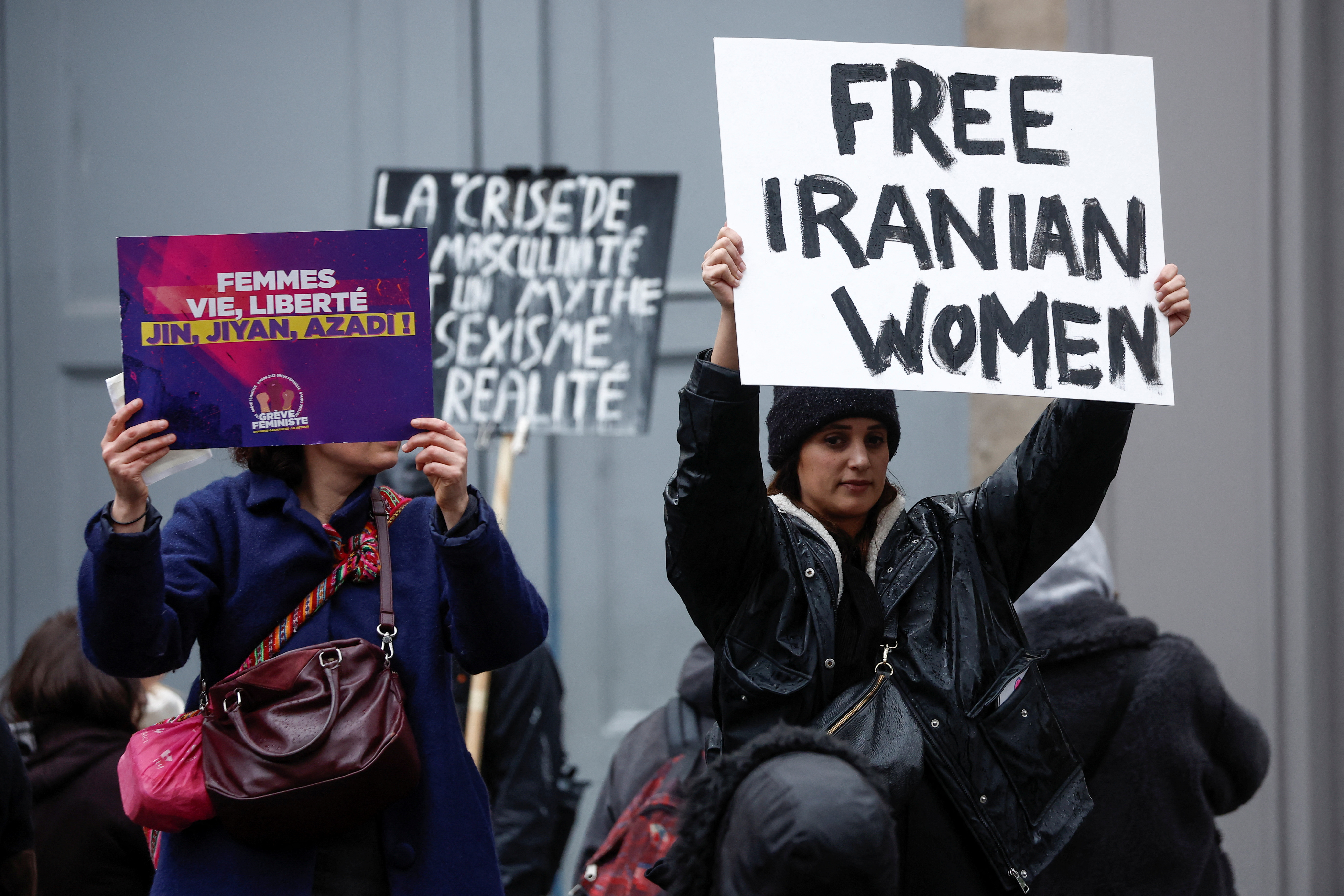 Un grupo de personas sostiene carteles que repudian lo que ocurre con las mujeres en Irán. "Liberen a las mujeres iraníes".