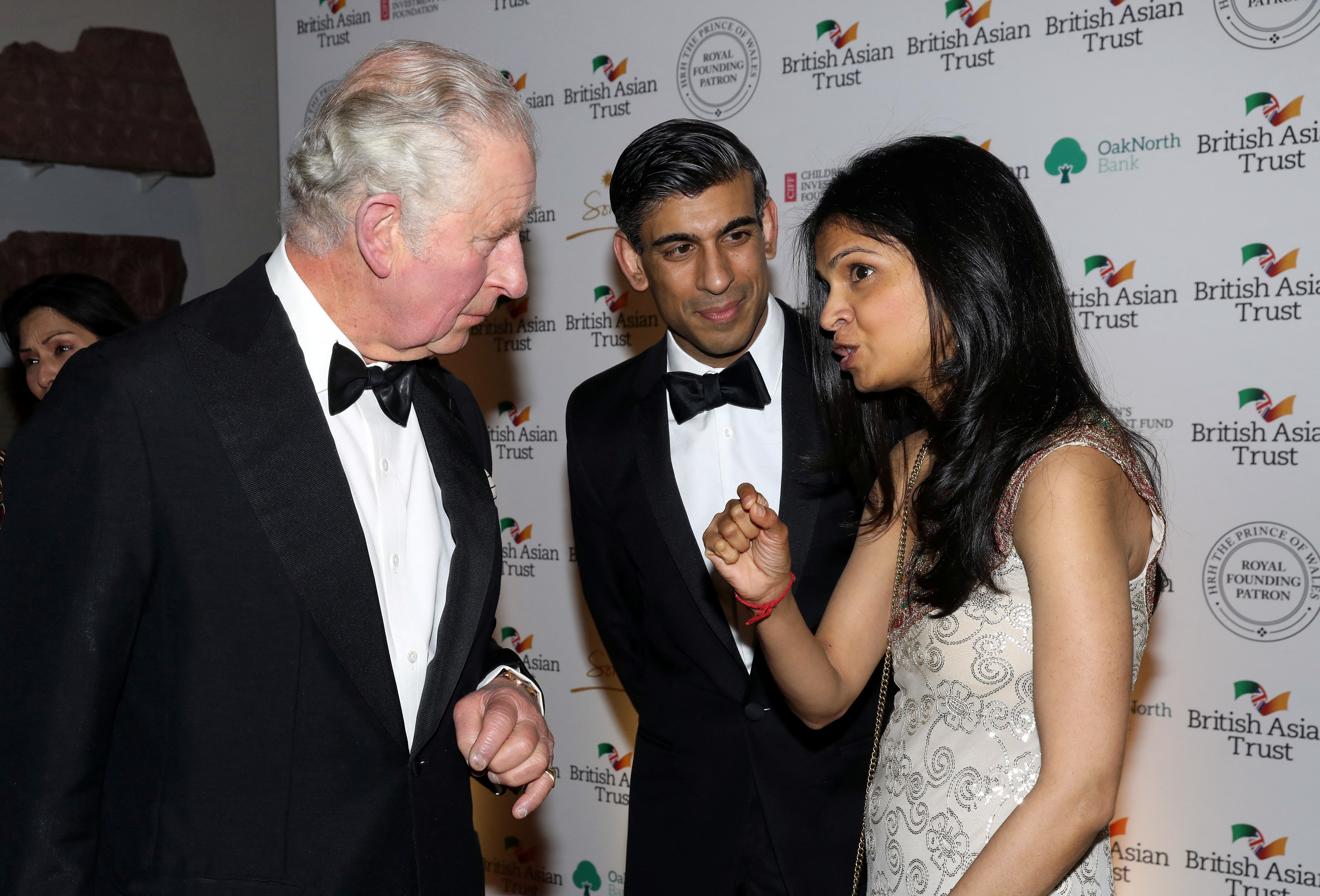 Rishi Sunak, Akshata Murty y el entoncres príncipe Carlos, en febrero (Reuters)