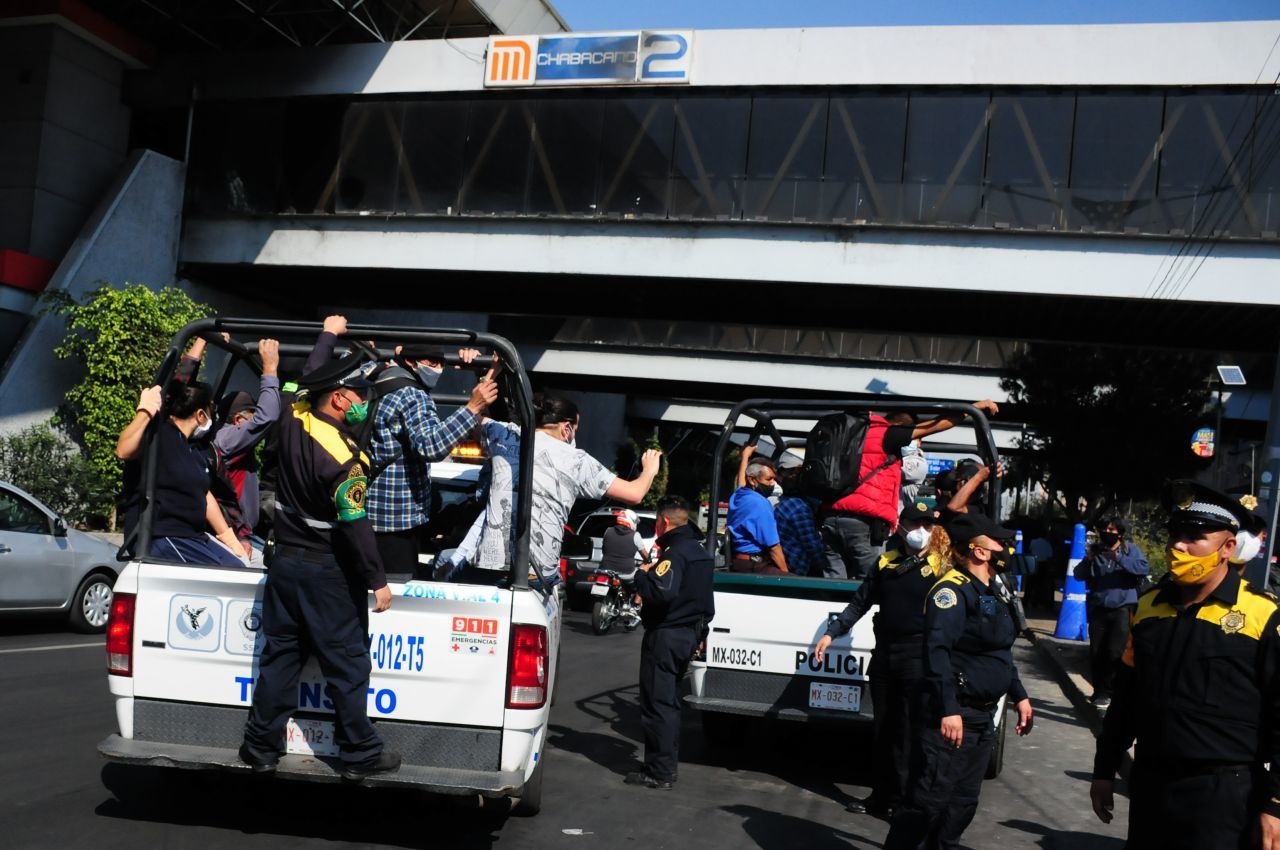 9 de enero de 2021. Ciudad de México. Derivado del incendio del Centro de Control del STC Metro, las Líneas 1,2,3,4,5 y 6 suspendieron su servicio desde temprana hora, provocado aglomeraciones de los usuarios de este transporte público, los cuales fueron apoyados por elementos de la SSC transportandolos en sus vehículos.