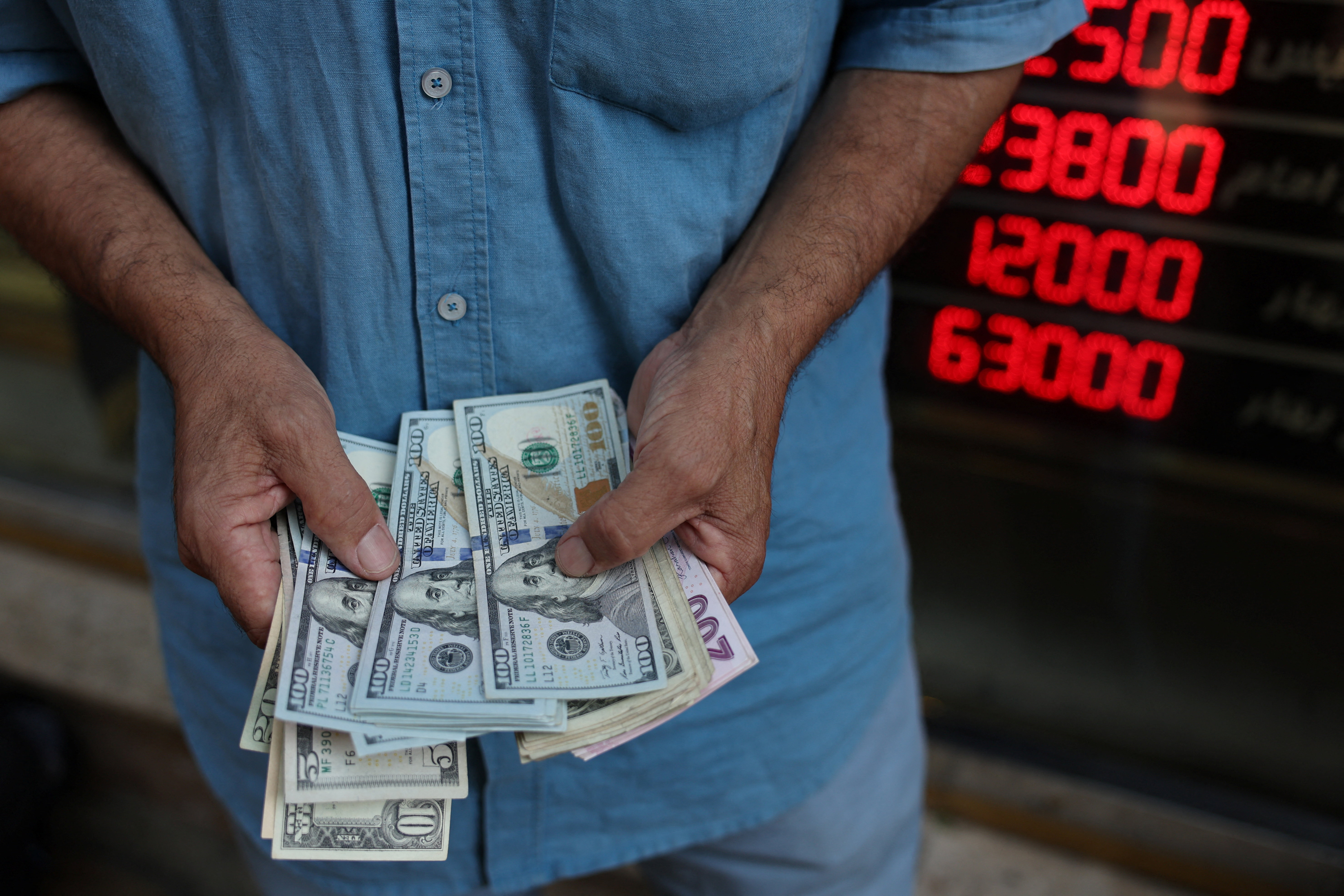 El dólar subió y alcanzó un nuevo máximo, con la influencia de la devaluación del real