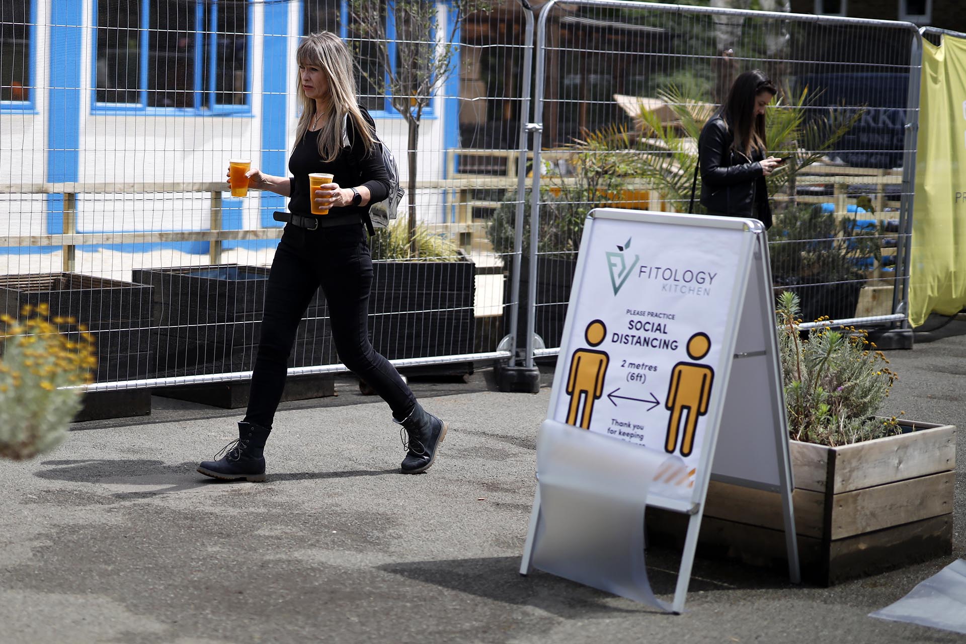 Los carteles que recomiendan el distanciamiento (Tolga Akmen / AFP)