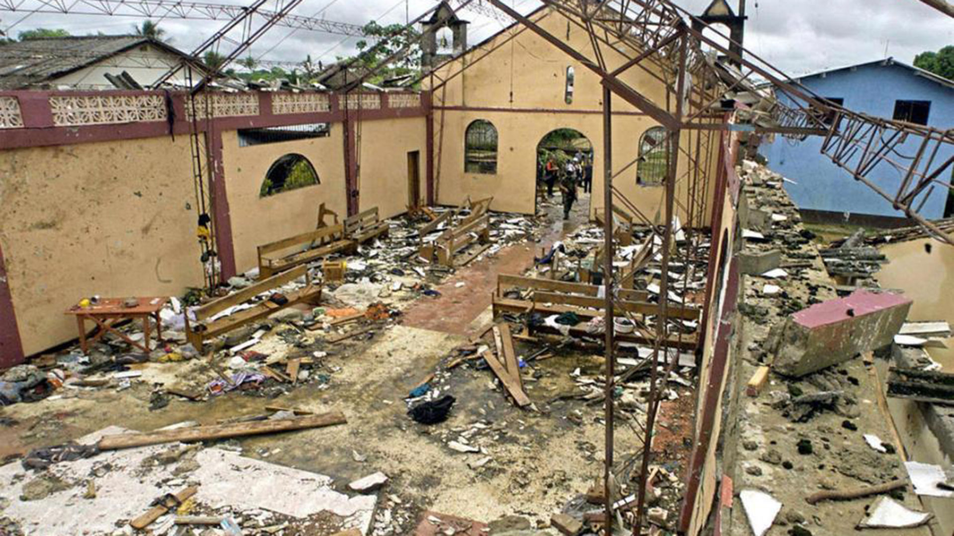 Así quedó la iglesia de Bojayá, Chocó, cuando las FARC lanzaron un explosivo en medio de un enfrentamiento con paramilitares. Toda la gente del pueblo se había refugiado ahí.