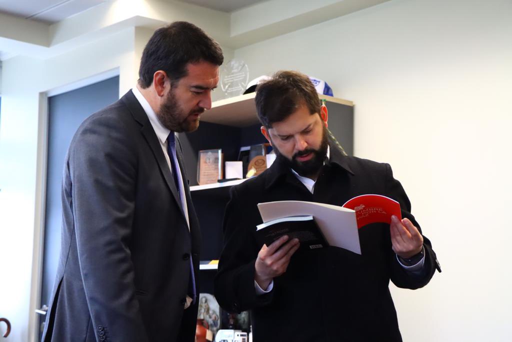 El presidente Boric junto al gobernador Luciano Rivas. (Foto Twitter: @LucianoRivas).
