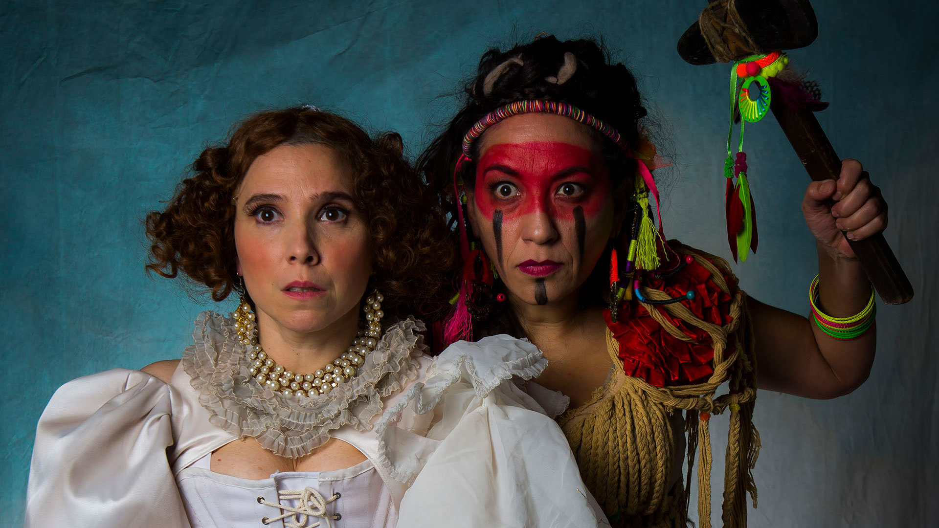Laura Paredes y Lorena Vega en "Las cautivas", una obra de Mariano Tenconi Blanco