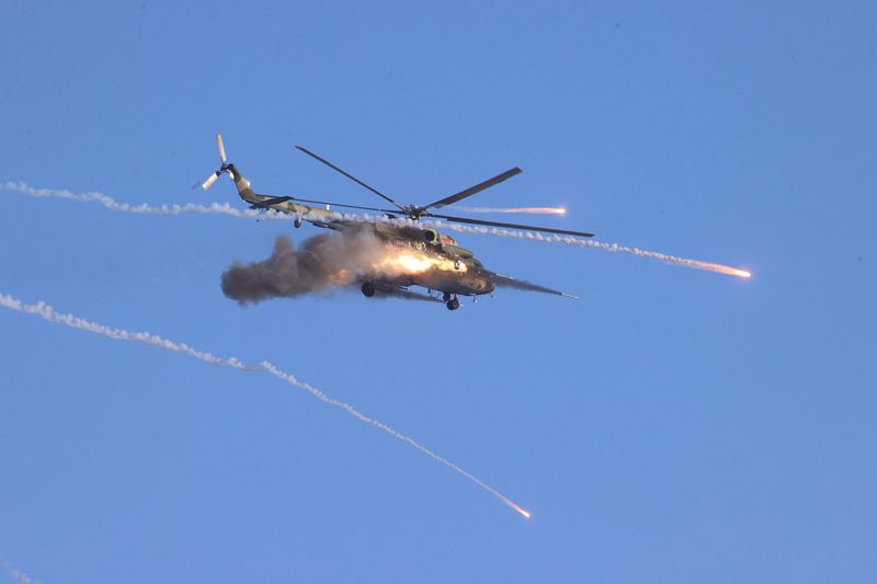 Un helicóptero dispara durante unos ejercicios militares de las fuerzas armadas de Rusia y Bielorrusia en el campo de entrenamiento de Gozhsky en la región de Grodno, Bielorrusia. Leonid Scheglov/BelTA/vía REUTERS.