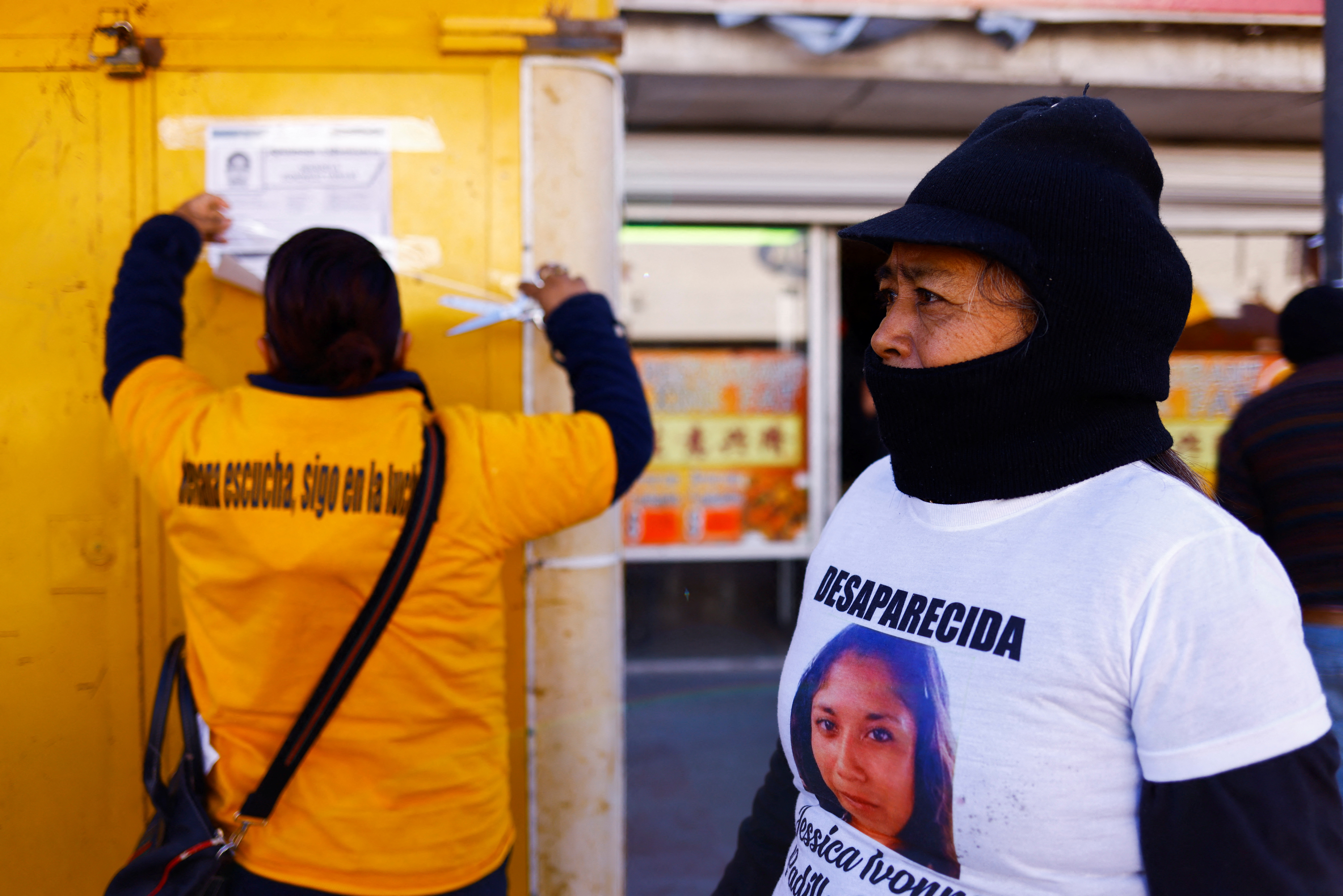 Ana Cuellar, cuya hija Jessica Ivonne Padilla Cuellar está desaparecida desde julio de 2011, participa mientras colocan carteles de mujeres desaparecidas (Foto: Reuters)
