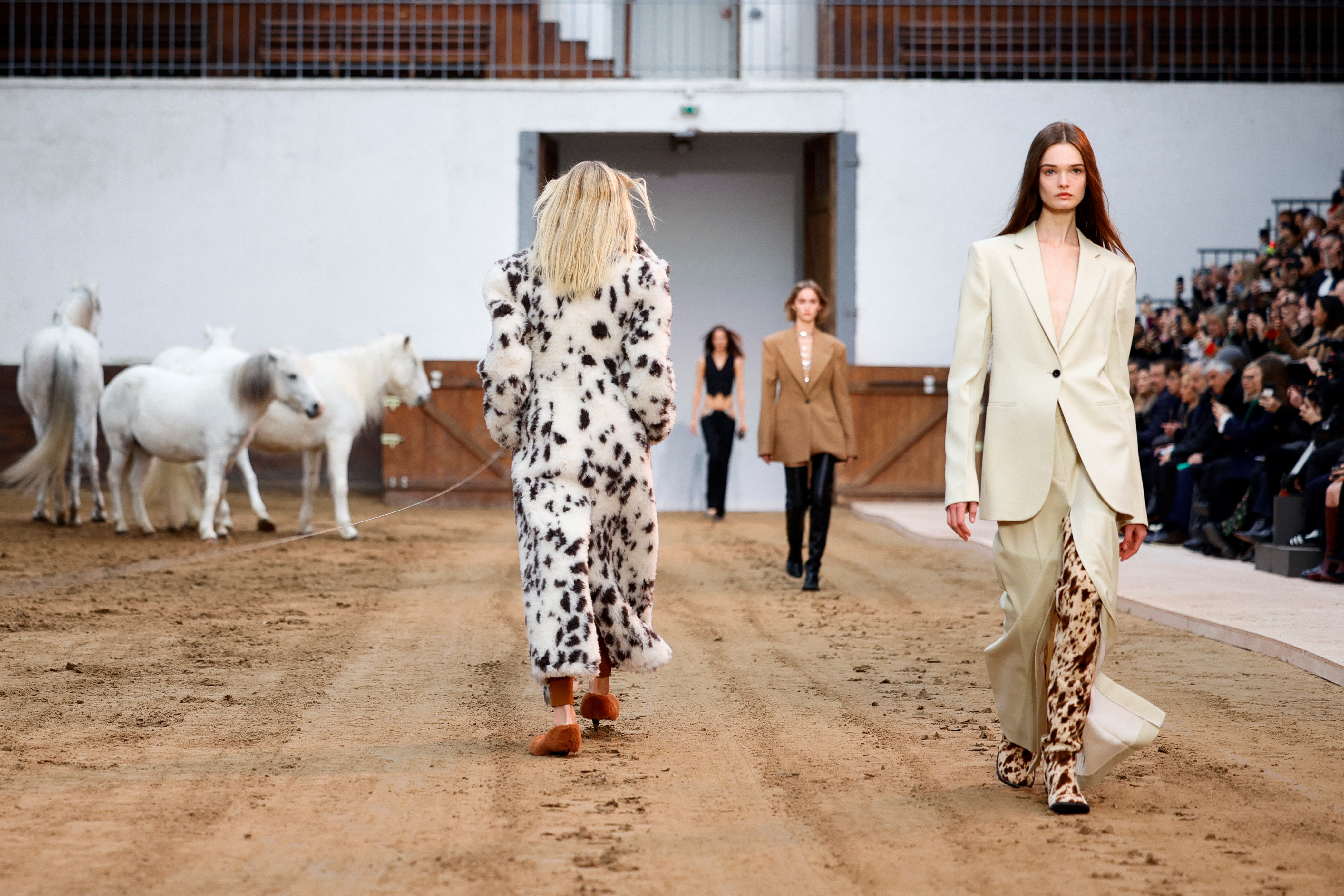 Colección ecológica de Stella McCartney brilla en la Semana de la Moda en París