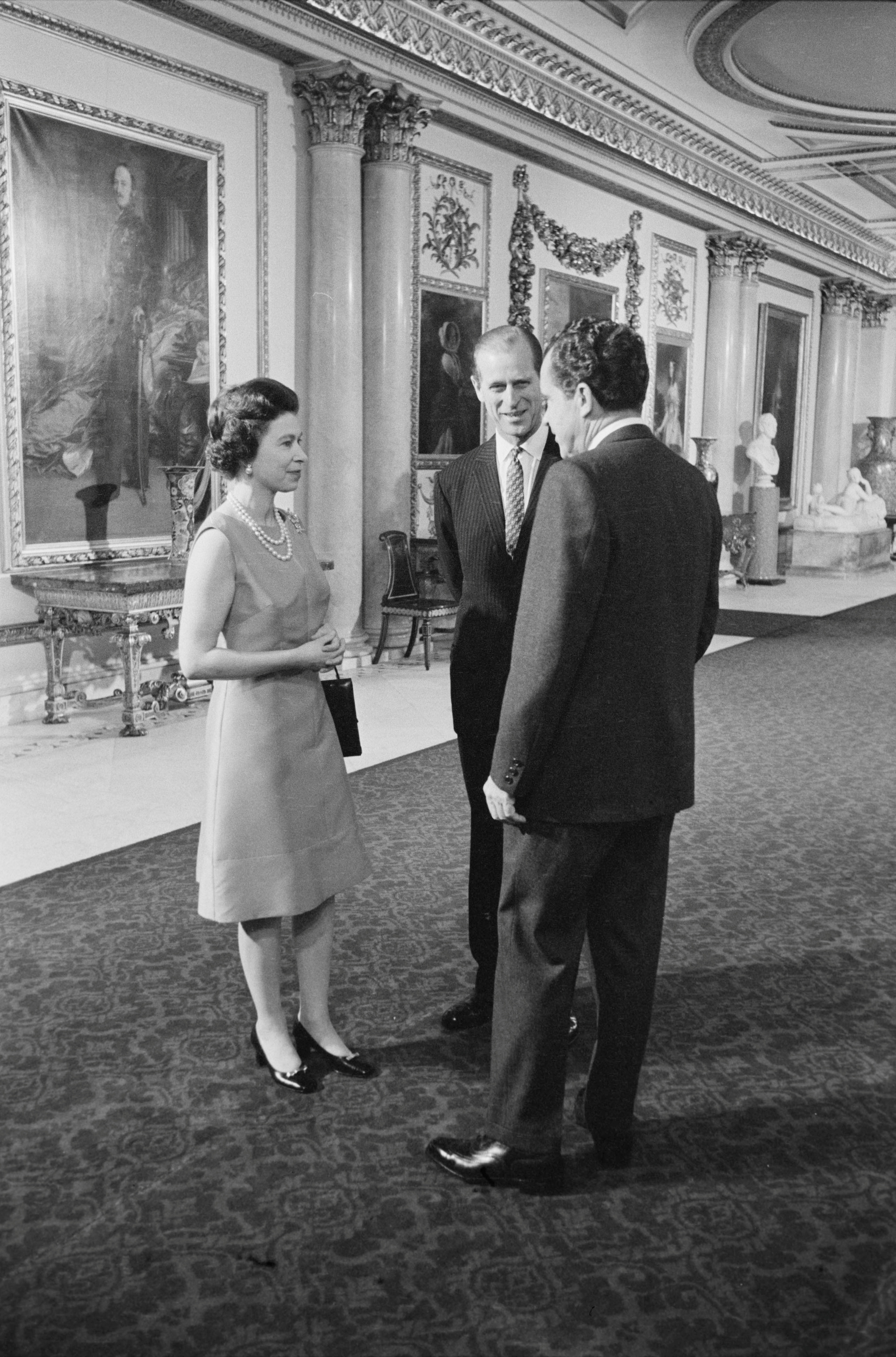 El presidente estadounidense Richard Nixon, la reina Isabel II y el príncipe Felipe recorren en el Palacio de Buckingham en Londre. Fotografía tomada en febrero de 1969