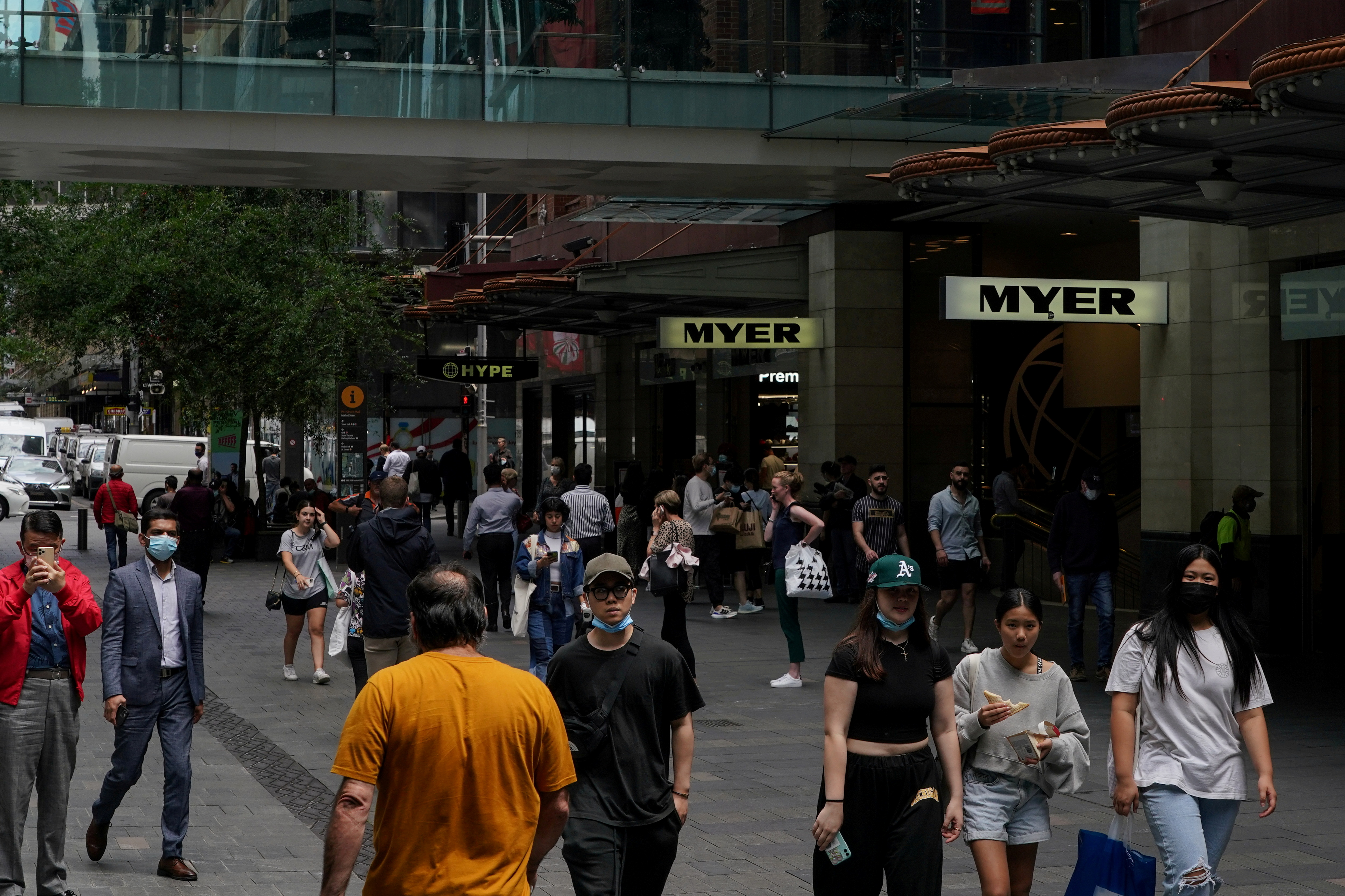 FOTO DE ARCHIVO: Peatones caminan por una plaza comercial en el centro Sídney, Australia, el 9 de noviembre de 2021. REUTERS/Loren Elliott