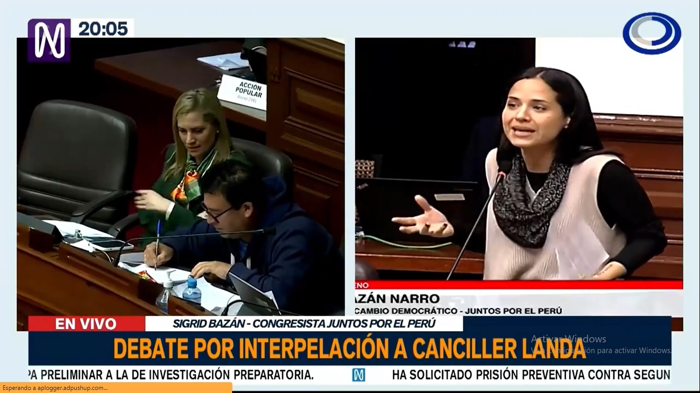 María del Carmen Alva imita a legisladora Sigrid Bazán durante el Pleno.