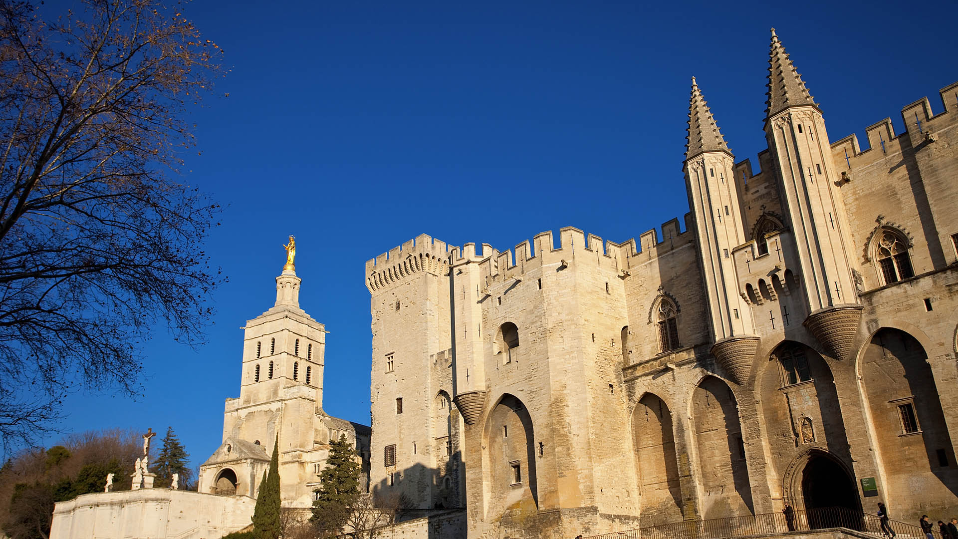 El Palacio de los Papas de Avignon donde la mafia corsa robó 119 obras del último Picasso, ya cerca de los noventa años de edad