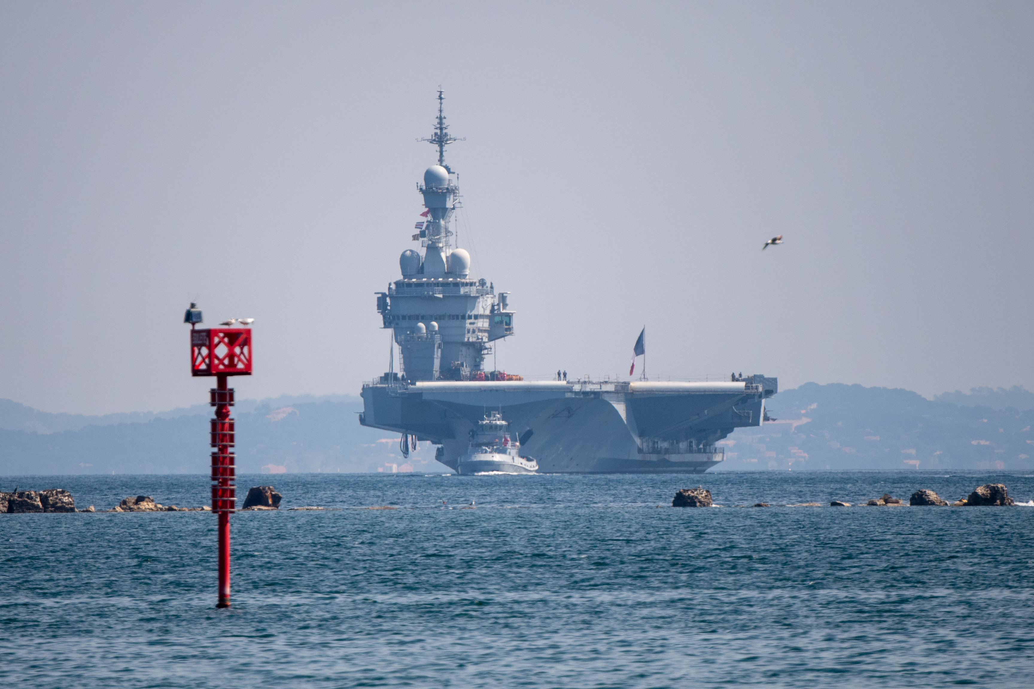 Francia acerca su portaaviones al estrecho de Ormuz mientras negocia una misi&oacute;n naval con m&aacute;s de 50 pa&iacute;ses