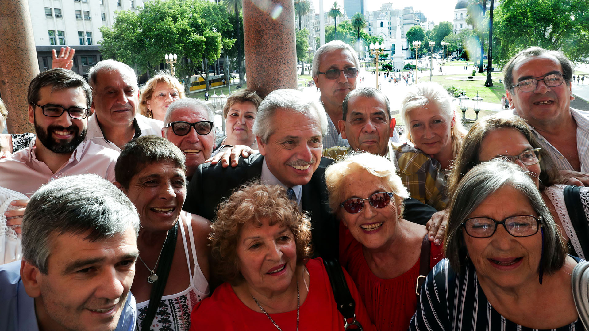 Alberto Fernández con jubilados en la Casa Rosada (Presidencia)