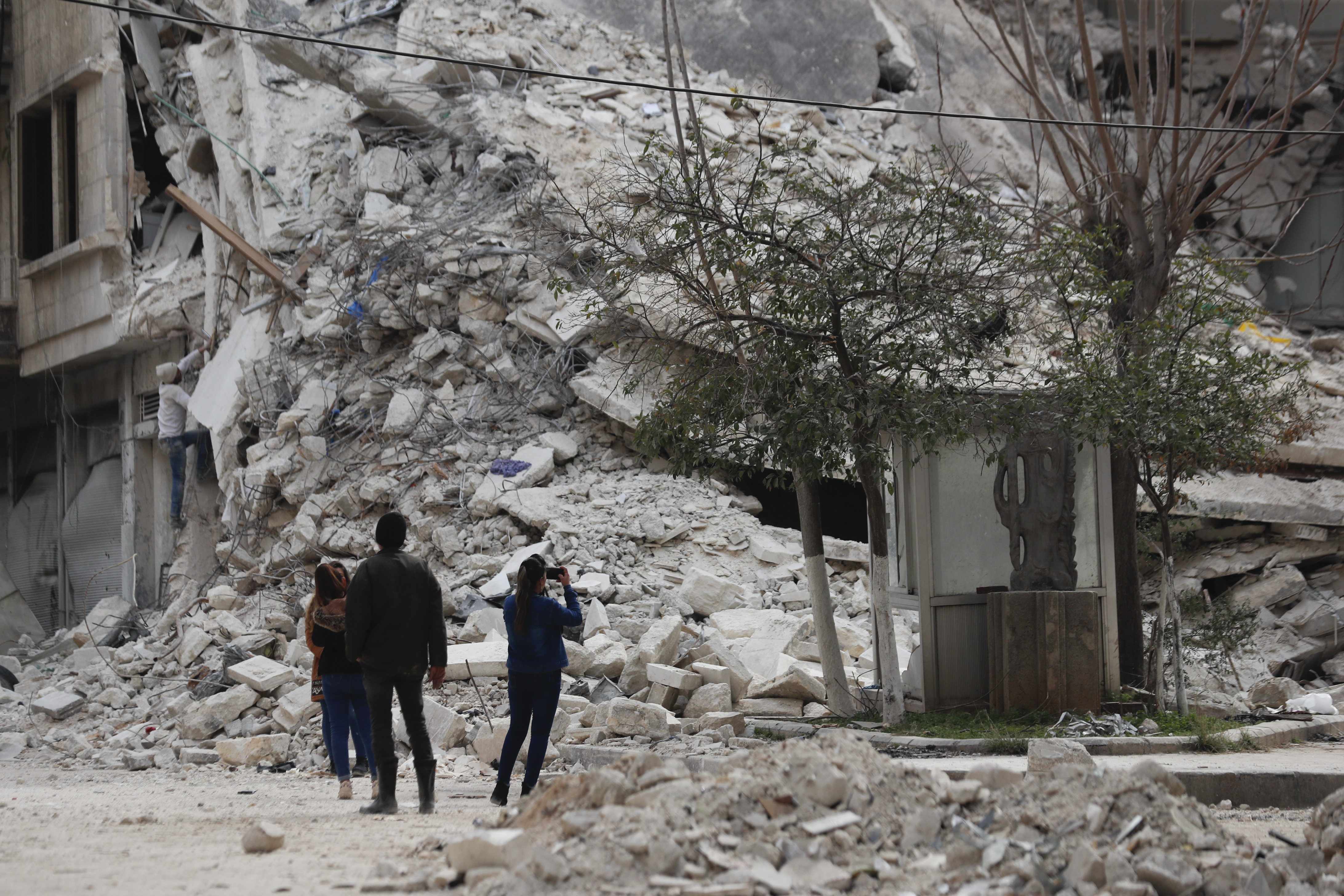 La fuerza del terremoto que vivieron en Turquía y Siria, dejó a su paso un escenario de destrucción. (AP Foto/Omar Sanadiki)