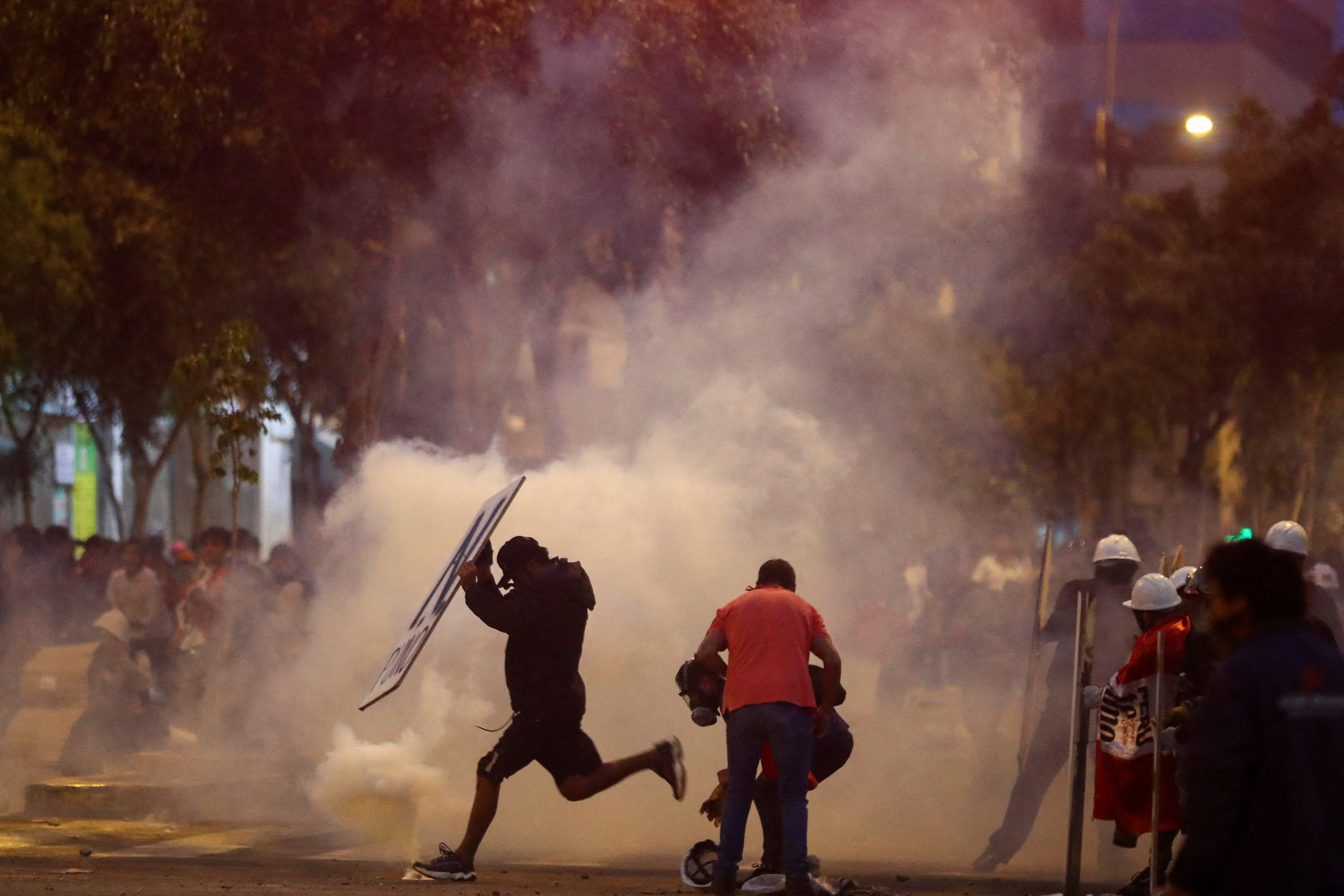 Manifestantes protestan en Lima (REUTERS/Pilar Olivares)
