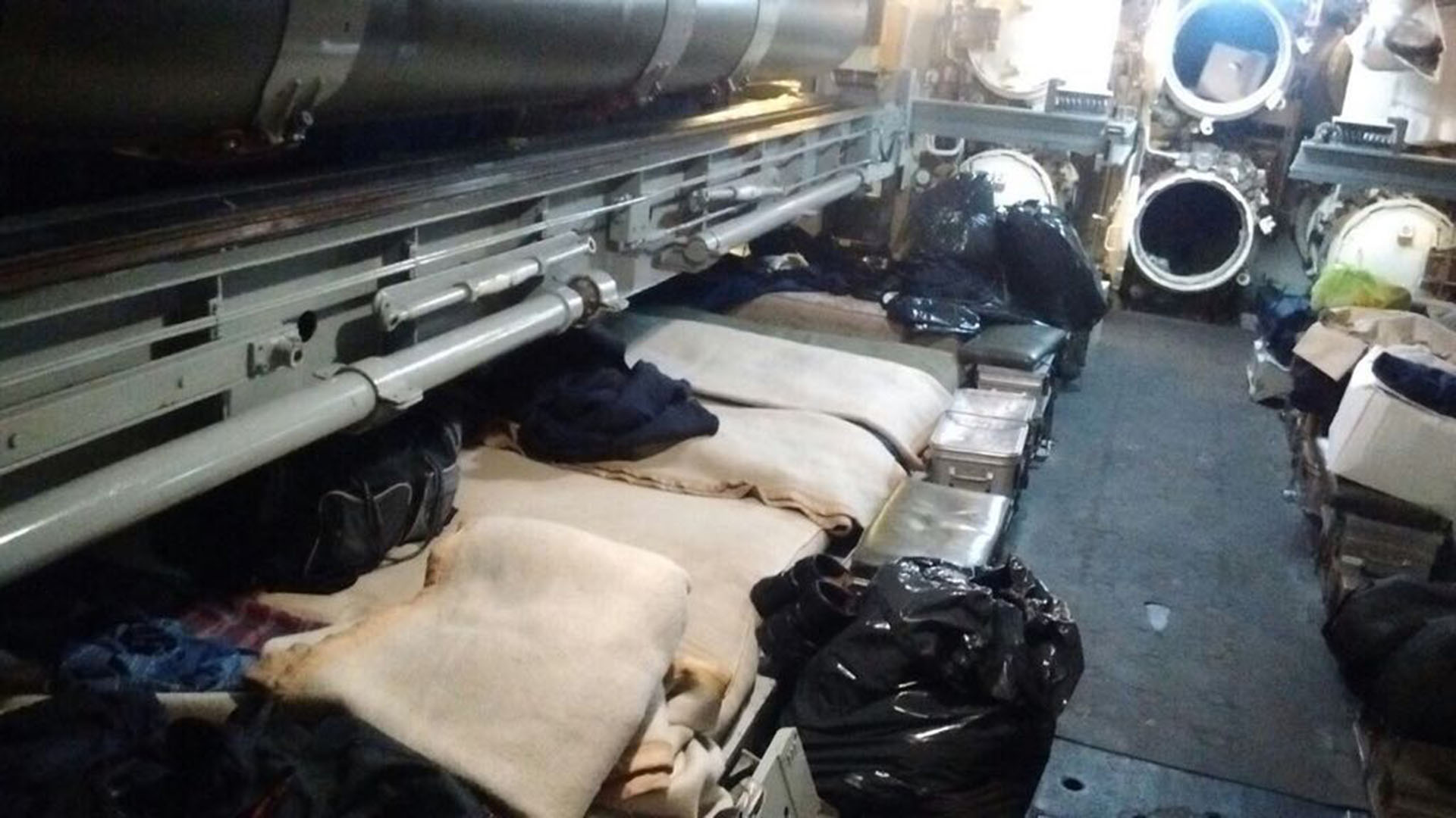 El suboficial de inteligencia Castillo dormía debajo de los torpedos del ARA San Juan. La foto se la envió a su mujer poco antes que el submarino se hundiera.