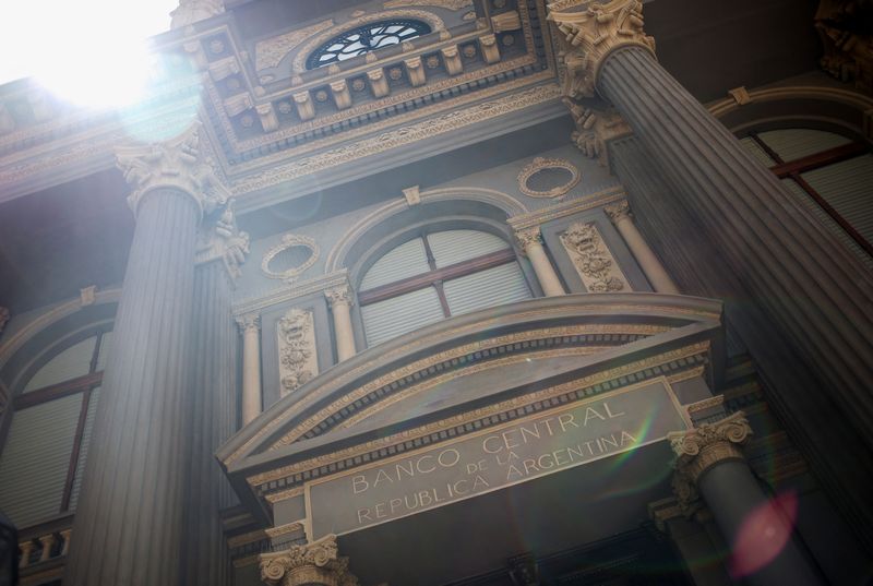 Las consultoras que releva el BCRA estimaron una inflación de 2,3% en diciembre y una baja a 1,5% a mitad de 2026